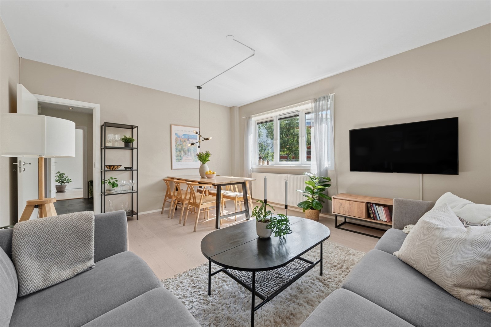 Hjørneleilighet: stuen har lysinnslipp fra to sider som sørger for rikelig med naturlig sollys og bidrar til en hyggelig atmosfære. Galleribilde