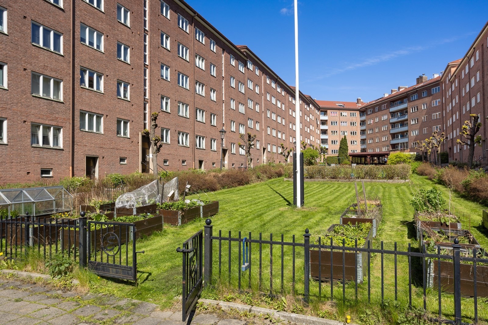 Borettslagets områder er hyggelig hagemessig opparbeidet og fungerer som en park for beboerne - sittegrupper, grill, trær og planter. Galleribilde