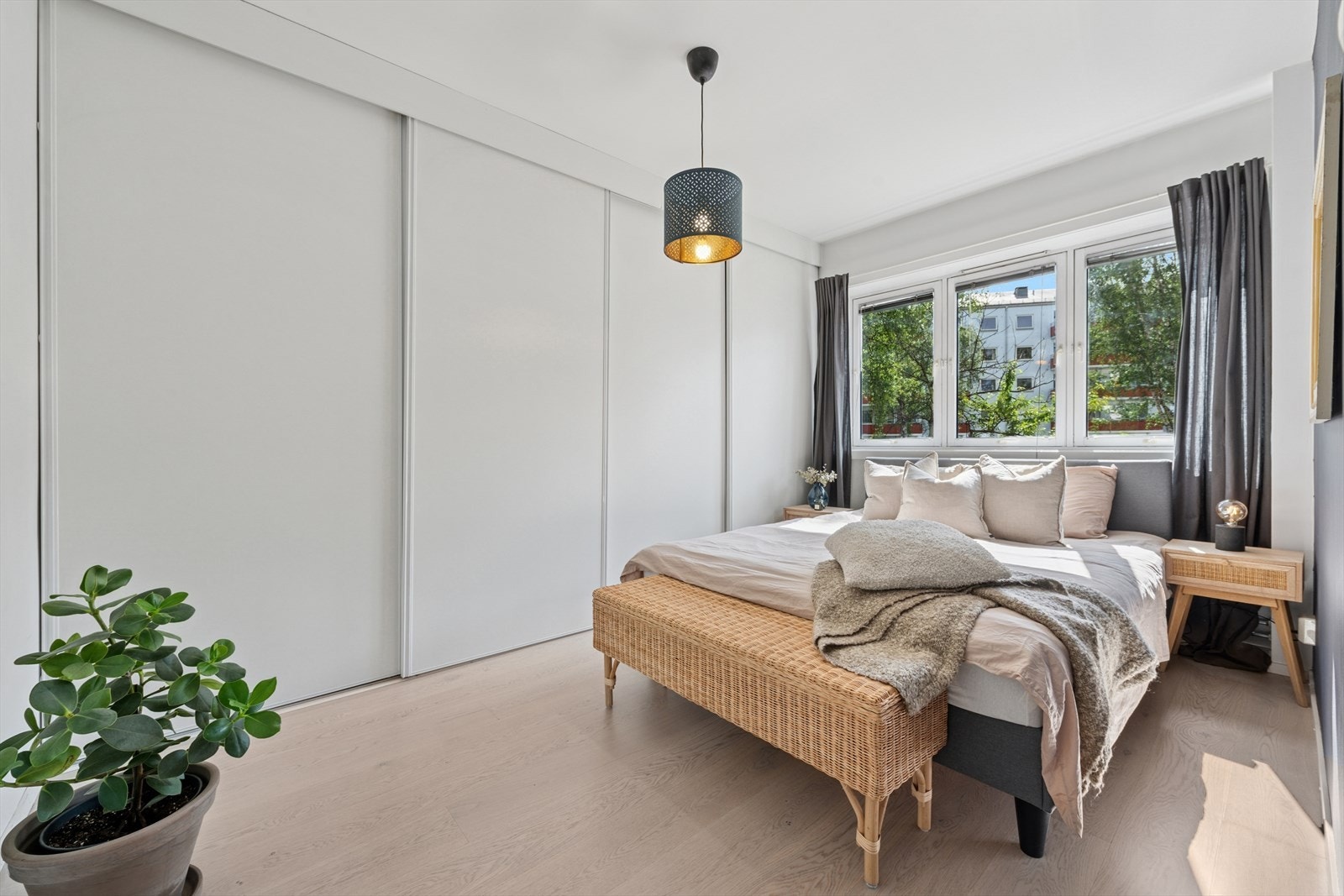 Meget stort og velutstyrt garderobeskap medfølger Galleribilde