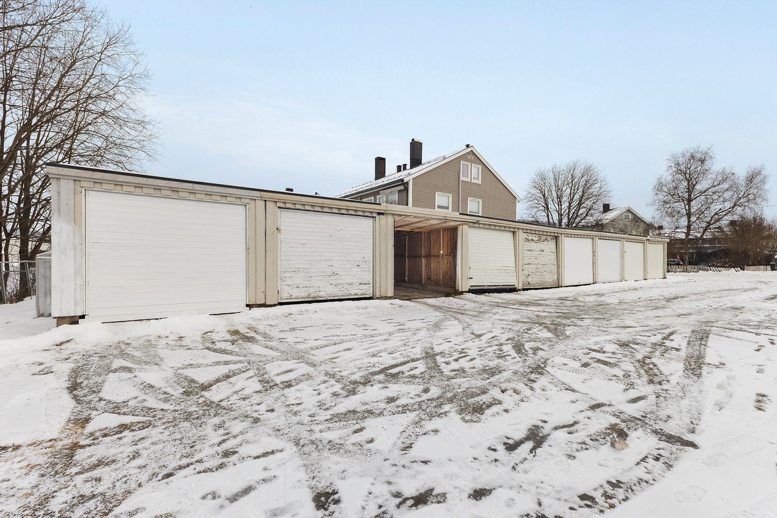 Med leiligheten følger egen garasjeplass (privat), samt at det er felles parkering utenfor blokken. Galleribilde