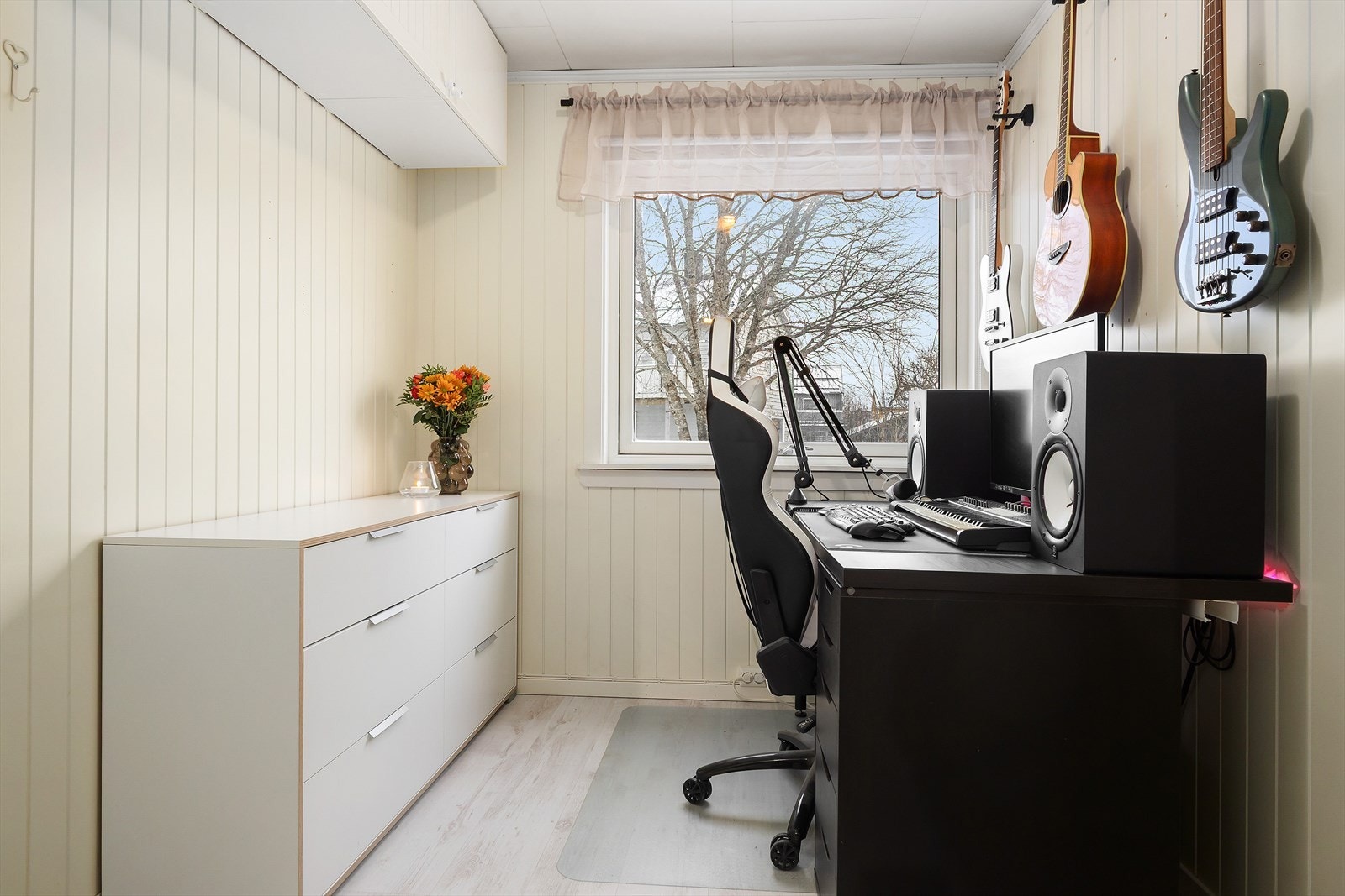 Månedlige felleskostnader er kr. 6 136 og dekker blant annet kom.avg., felles forsikring, forsikring garasje, grunnpakke kabel-tvinternett, m.m. Galleribilde