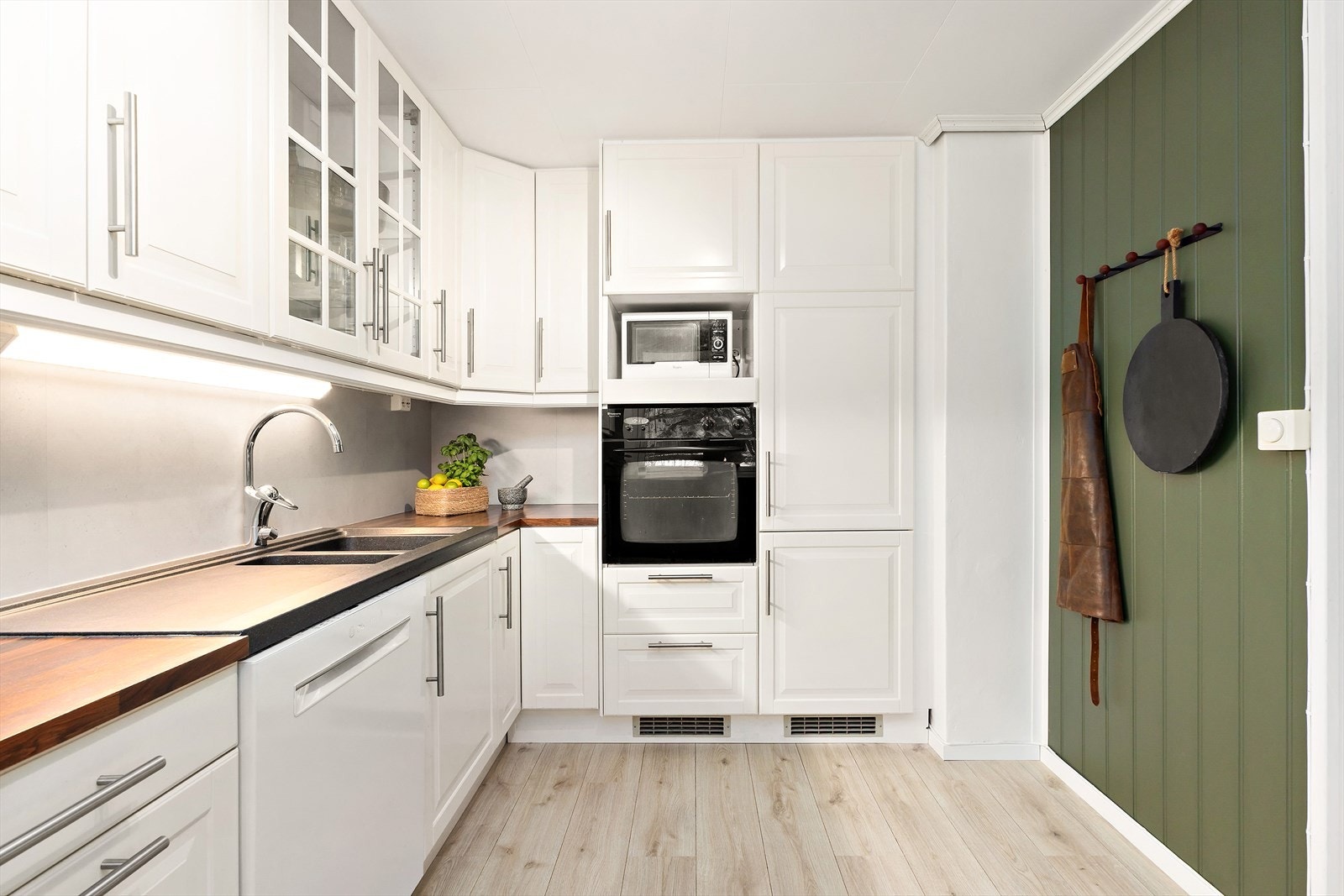 Kjøkkenet har integrerte hvitevarer som medfølger (oppvaskmaskin, stekeovn, platetopp og kjølfryseskap). Galleribilde