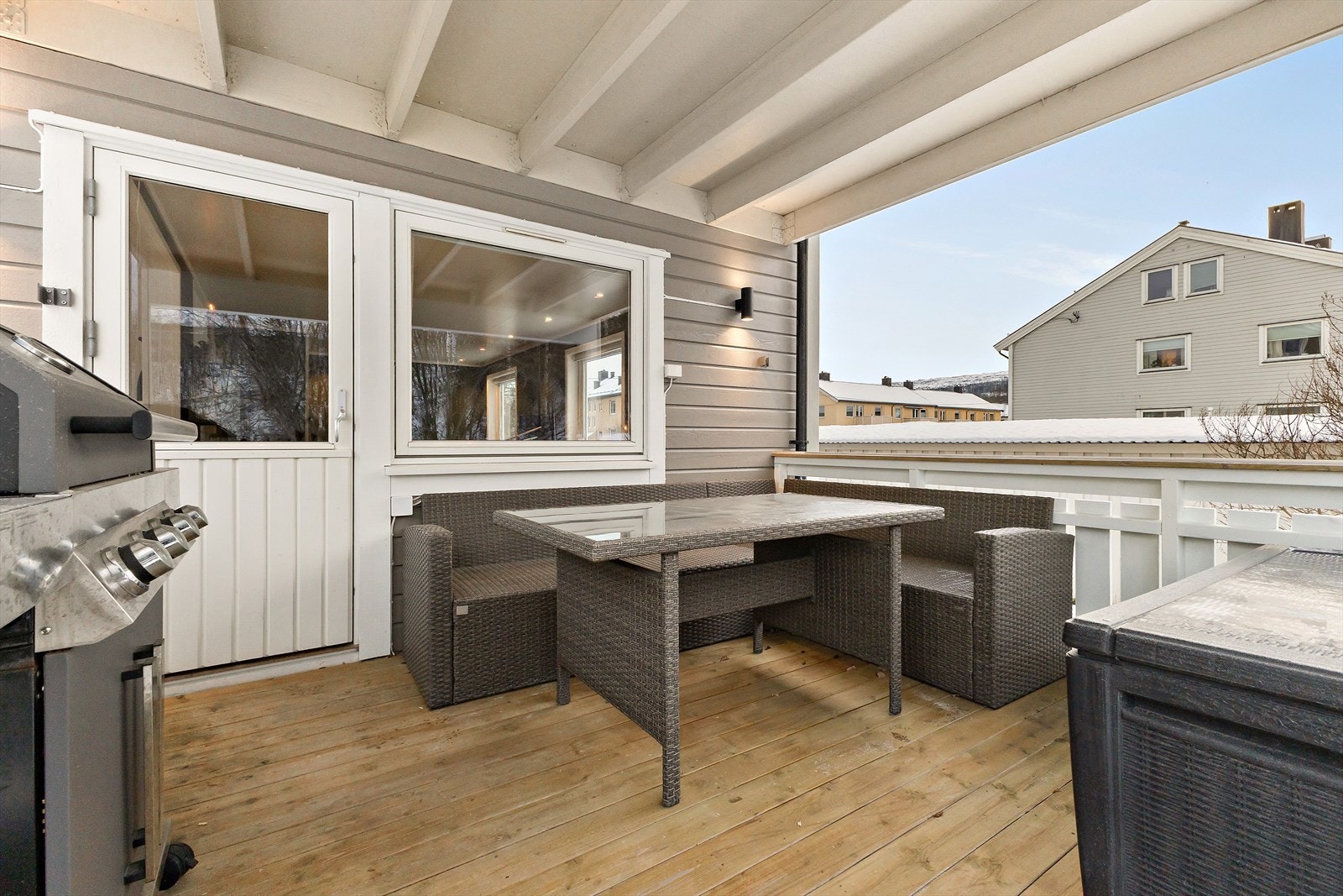 Koselig og praktisk balkong som er takoverbygget med trapp ned til hage. Galleribilde