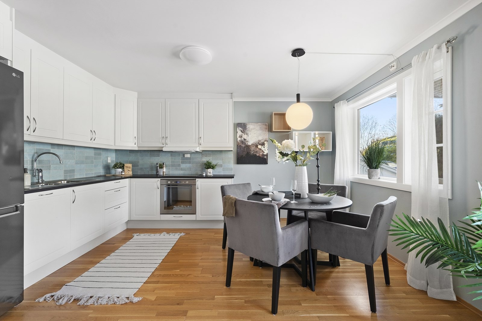 Åpen kjøkkenløsning med spiseplass Galleribilde