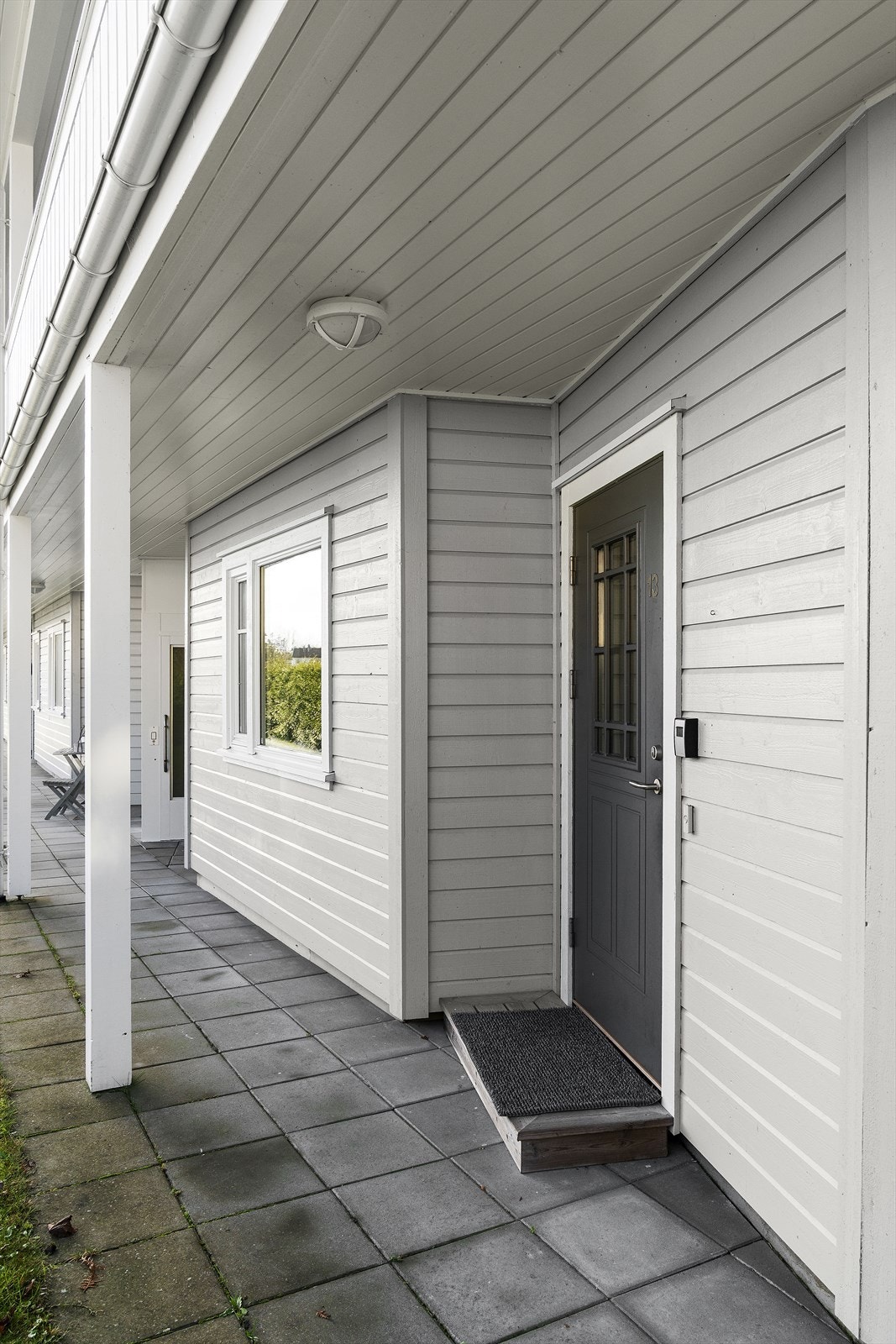 Leiligheten har et hyggelig inngangsparti Galleribilde