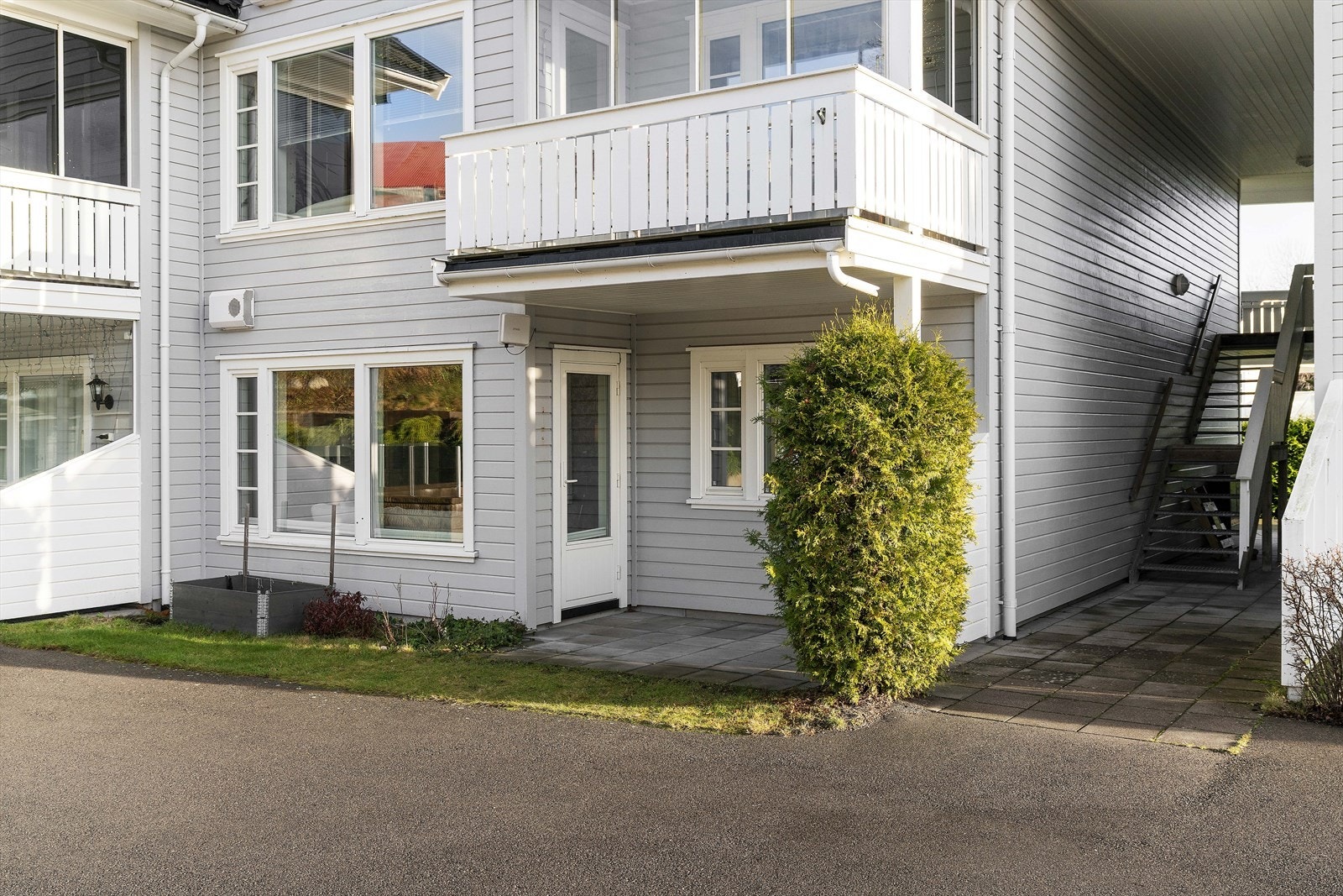 Fin uteplass med tilkomst fra stuen Galleribilde