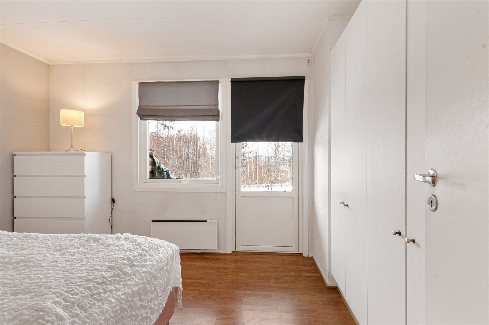 Soverom 2 med flere garderobeskap Galleribilde