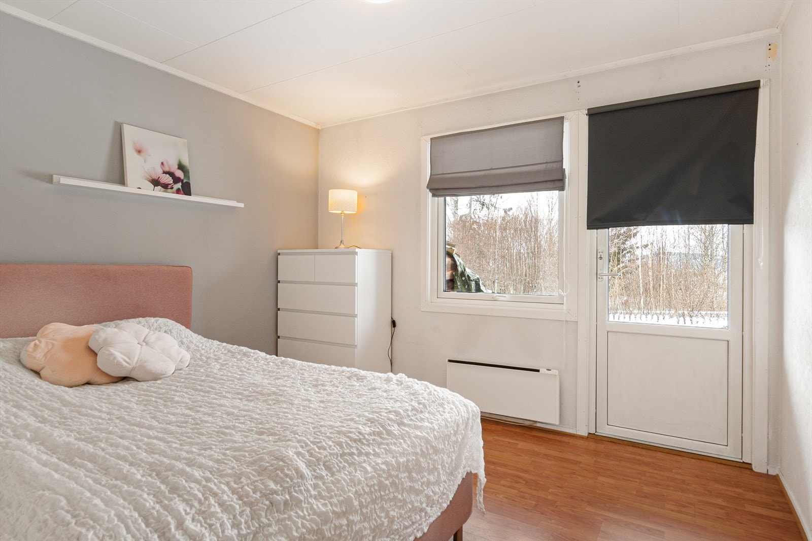 Soverom 2 med utgang hage Galleribilde