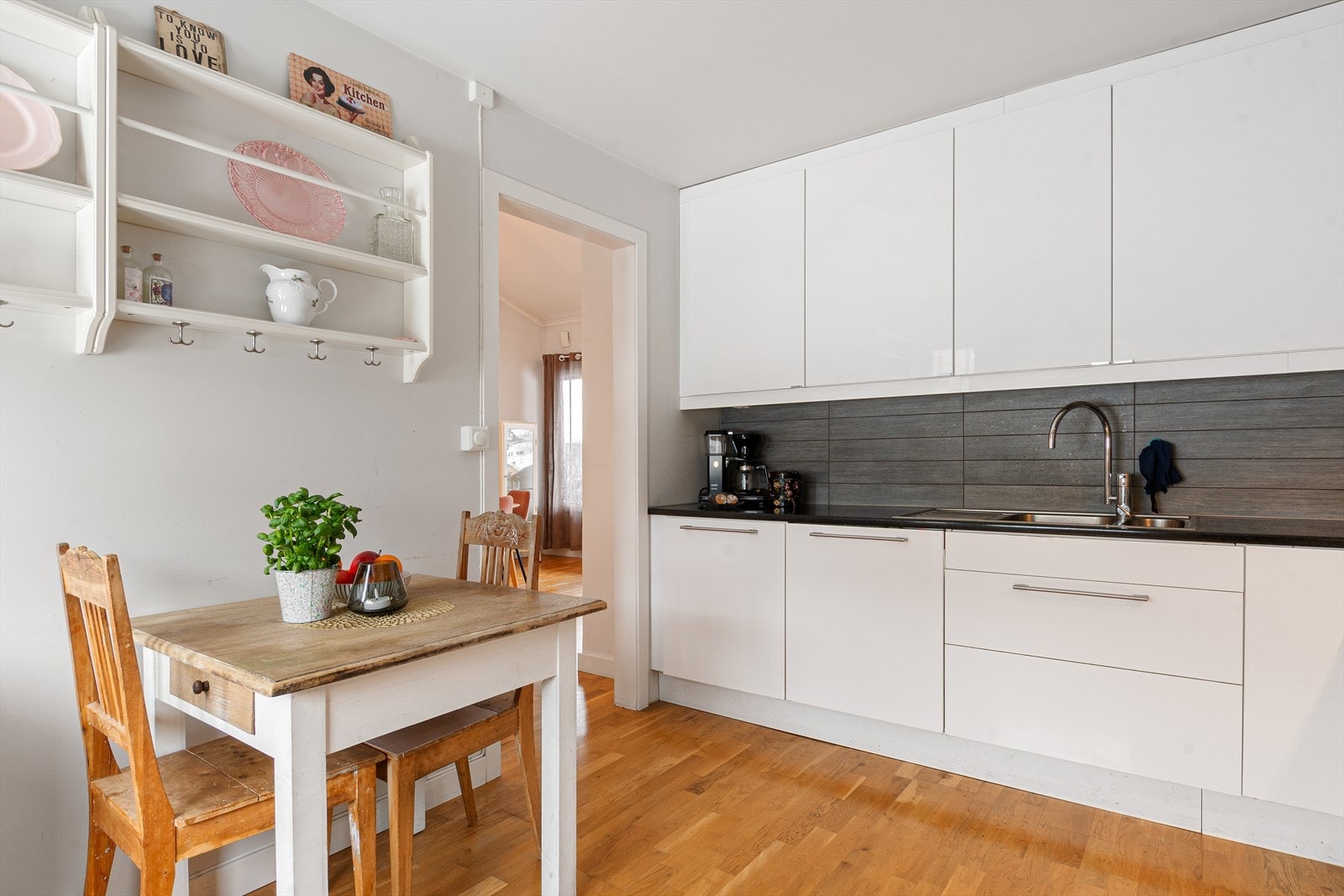 God plass til et lite spisebord Galleribilde