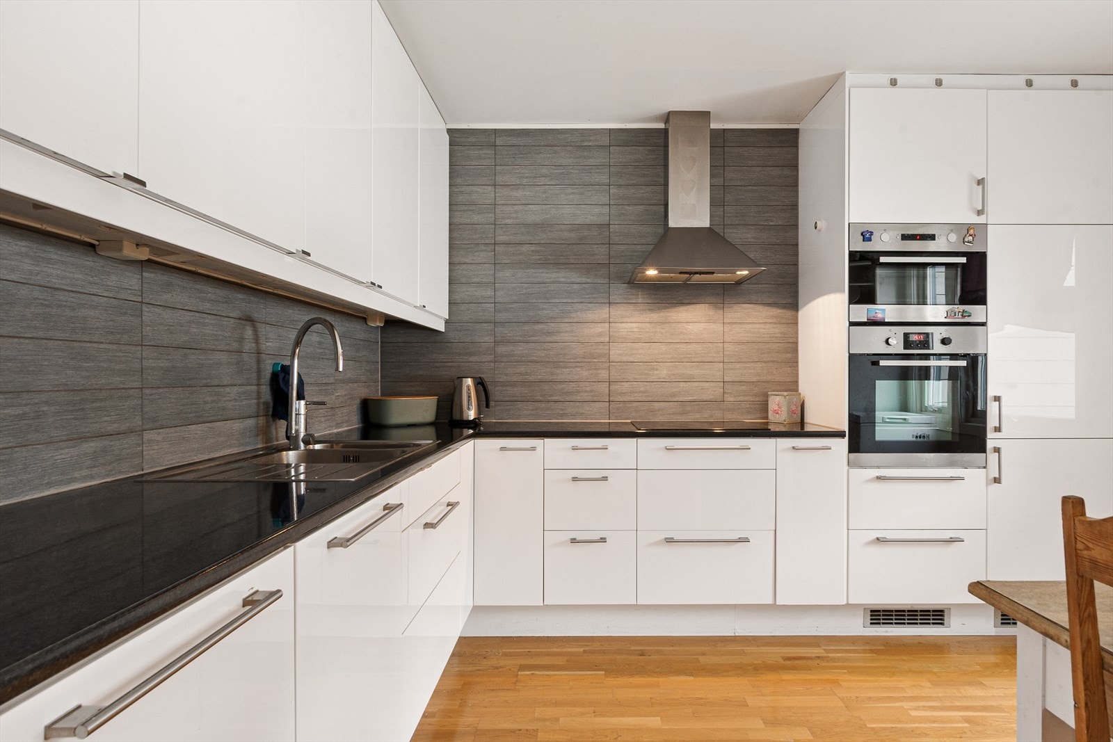 Kjøkken med integrerte hvitevarer Galleribilde