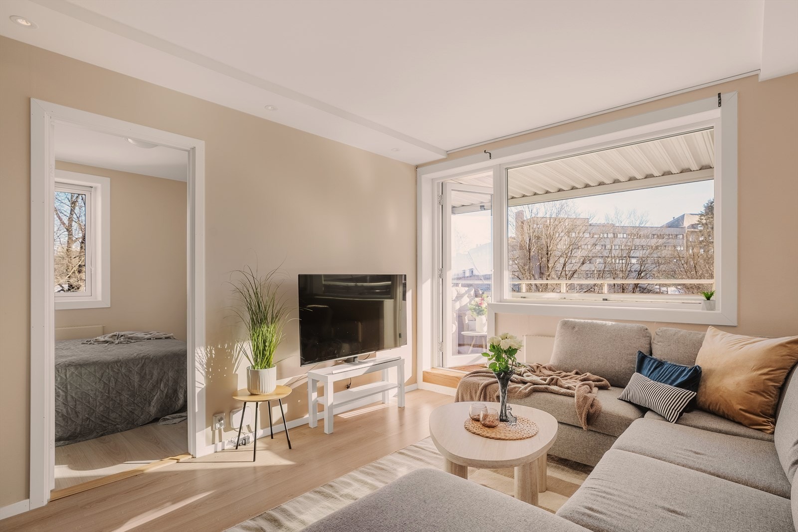 Stuen er lett innredelig med sofa/tv-seksjon samt spisebord. Vår, sommer og høst blir det grønt og frodig rundt leiligheten. Galleribilde