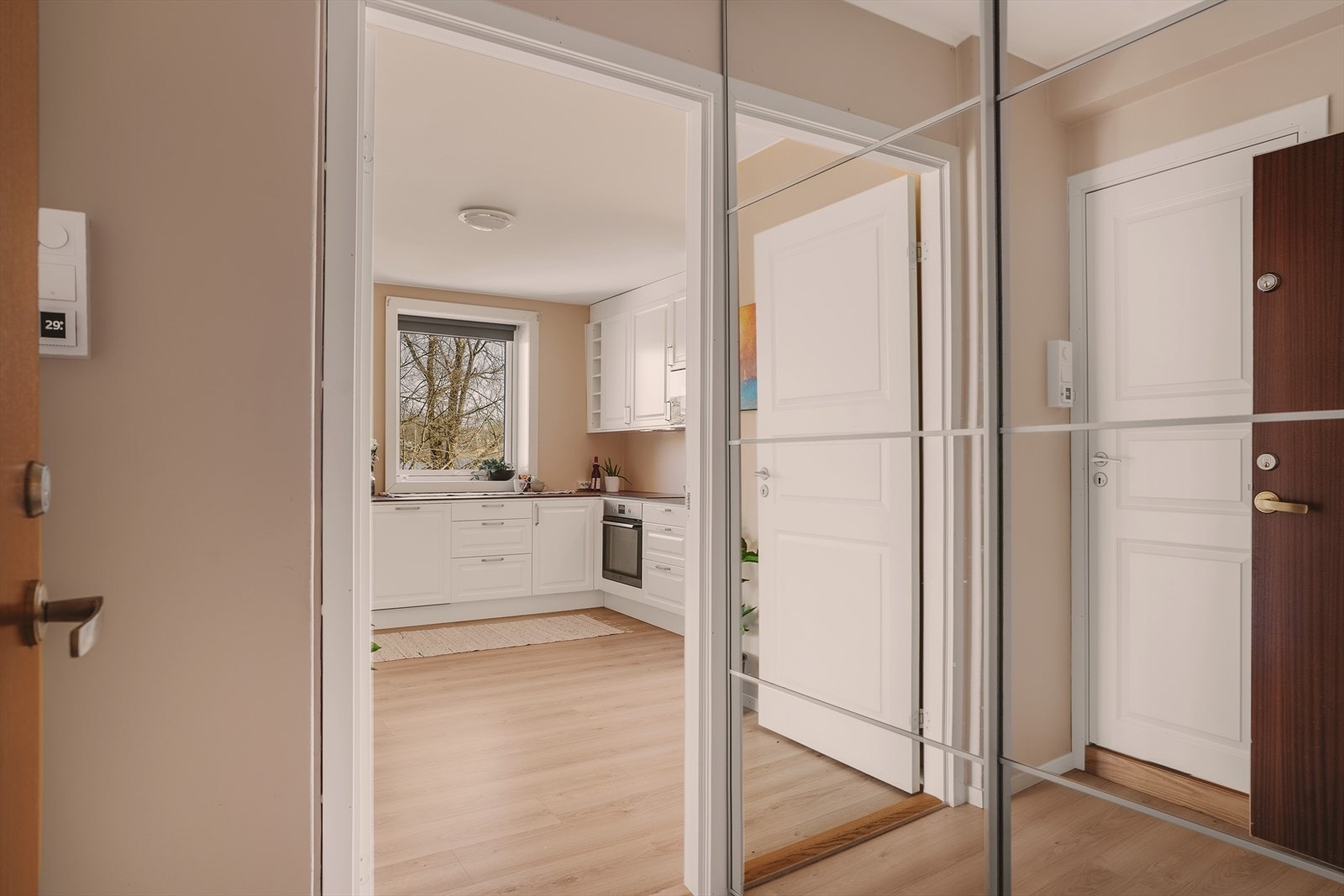 Romslig og innbydende entré med god plass til oppbevaring i stort garderobeskap. Dørcalling på vegg Galleribilde