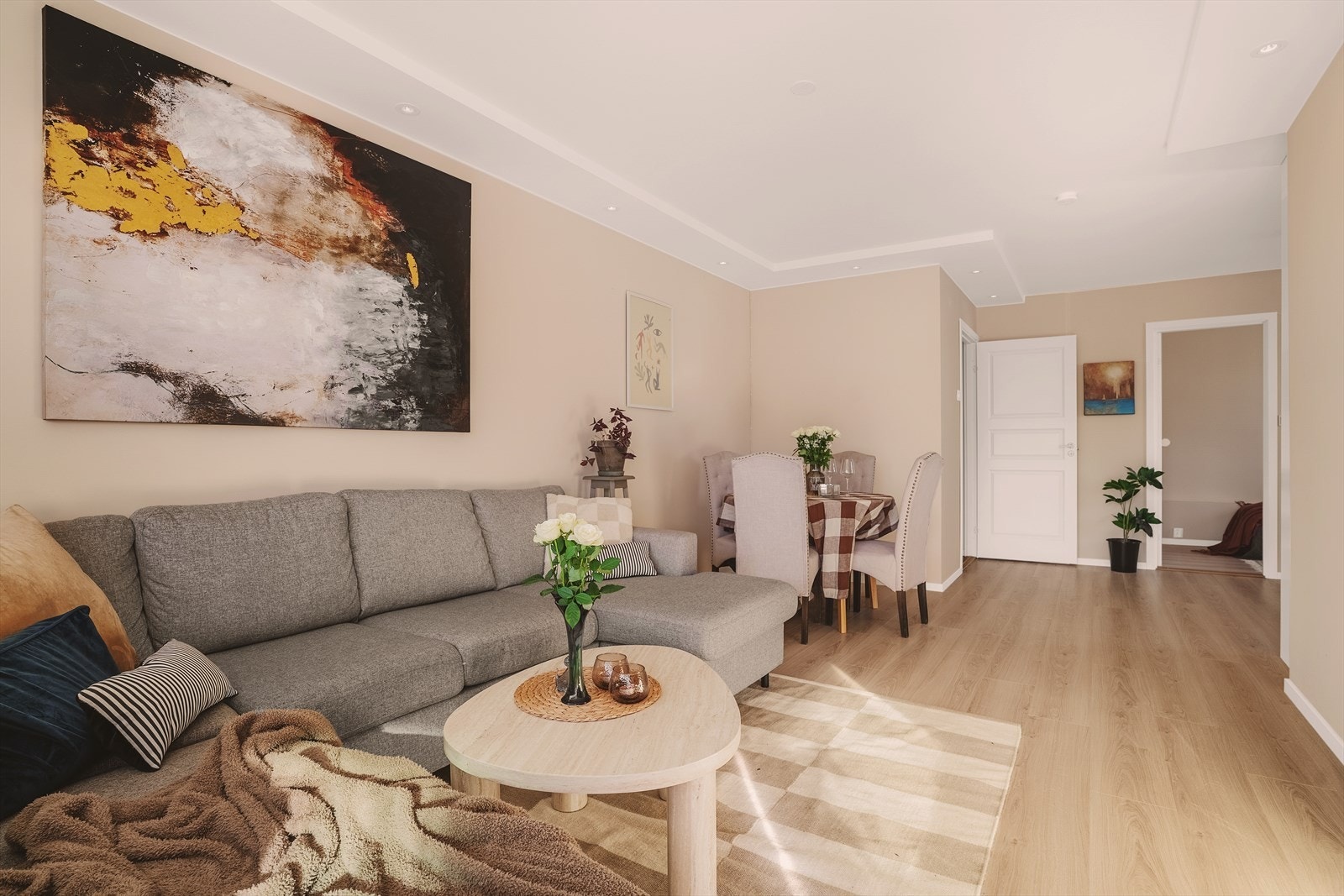 Stue sett mot entré og soverom 2. God plass til spisebord og sittegruppe. Oppvarming og varmtvann er inkl i felleskostnader Galleribilde