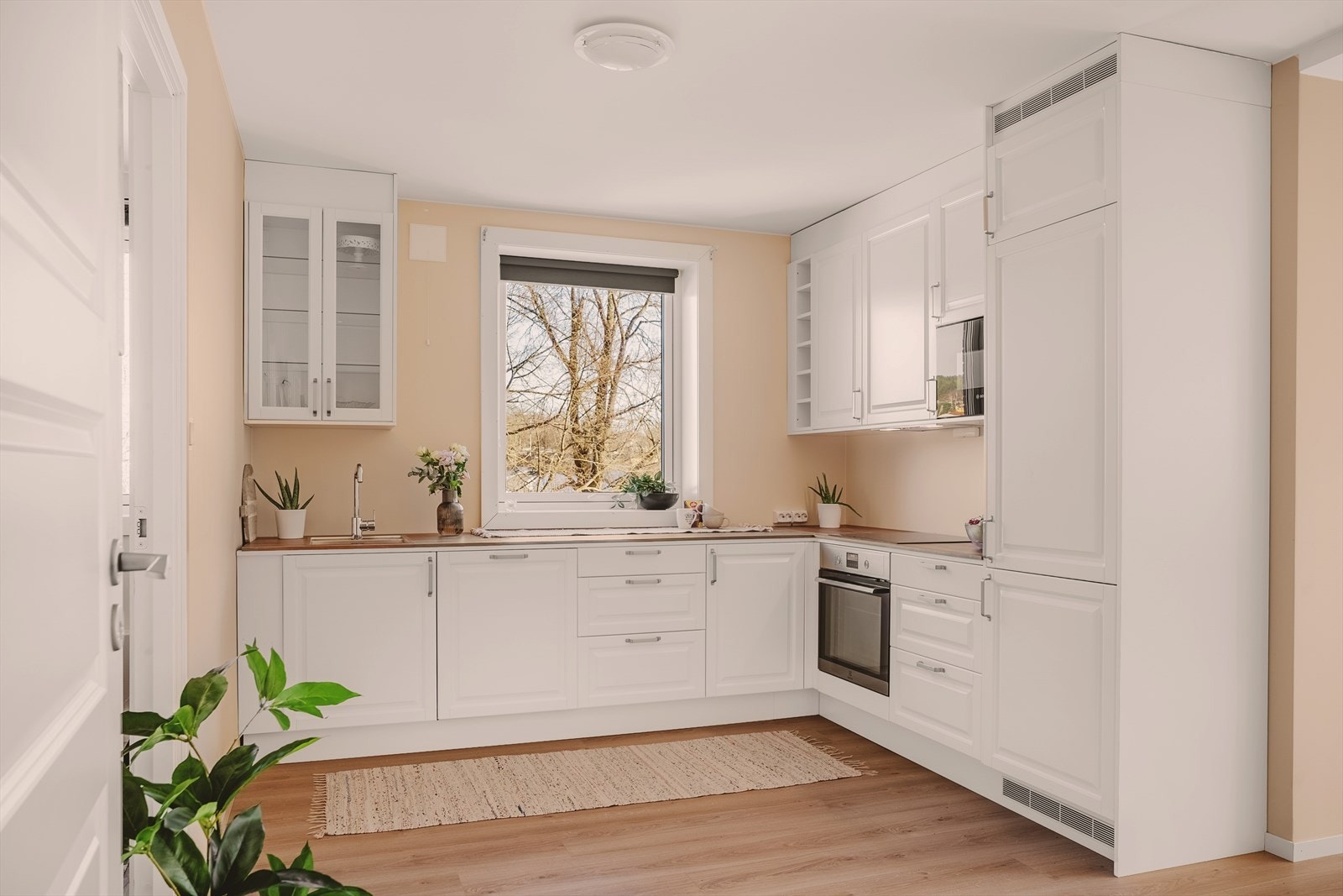 Stilrent Epoq-kjøkken fra 2025 med gode arbeidsflater og godt med skapplass Galleribilde