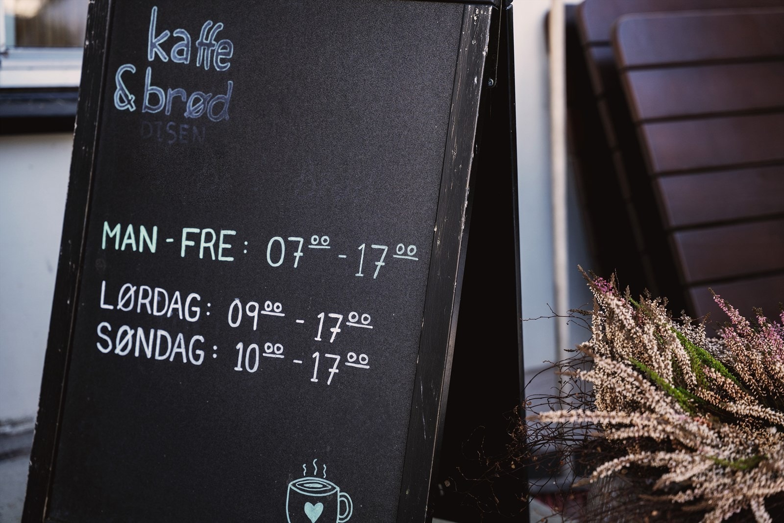 I umiddelbar nærhet finner du "Kaffe og Brød" som er en koselig café med flott uteservering på sommerstid Galleribilde