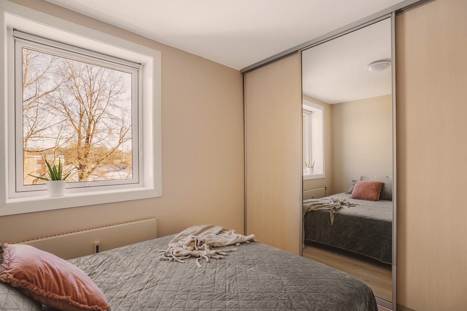 Hovedsoverom med stor skyvedørsgarderobe Galleribilde