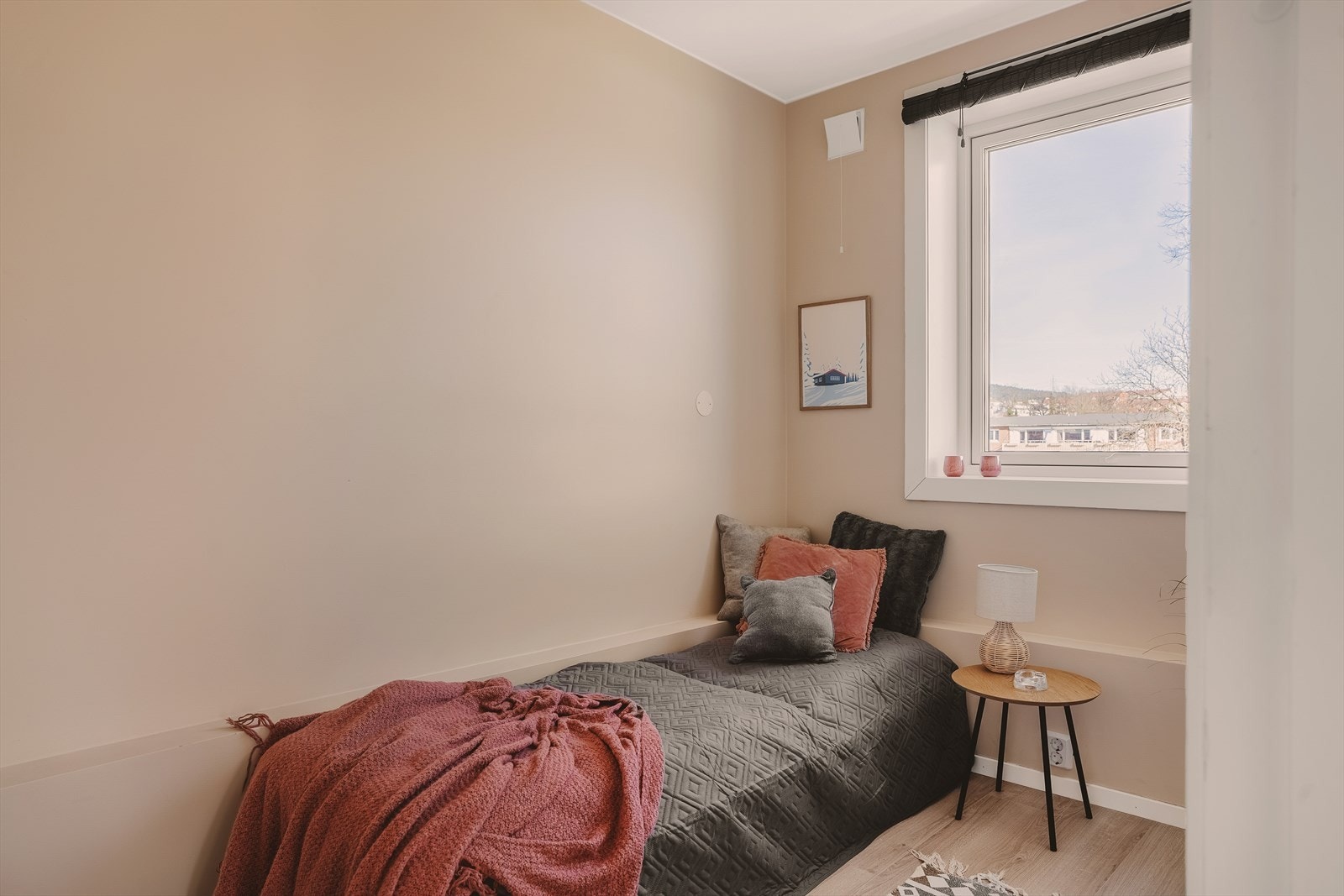 Soverom 2. Plass til dobbeltseng, pult og arderobeskap Galleribilde