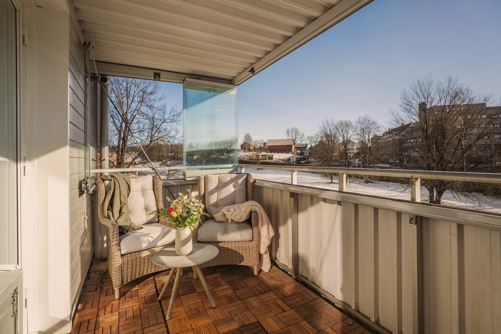 Flott innglasset balkong på ca. 7 kvm med sol fra formiddag til kveld i sommerhalvåret Galleribilde