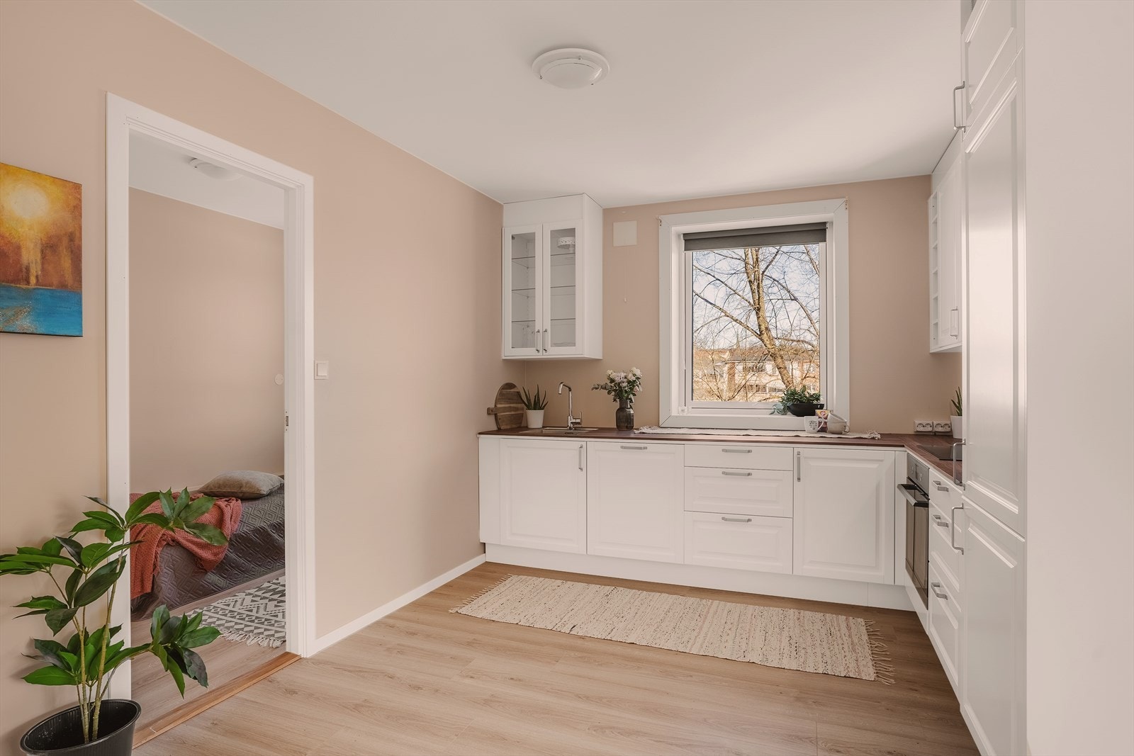 Innredningen består av over- og underskap med integrert benkeplate og nedfelt oppvaskkum med blandebatteri. Galleribilde