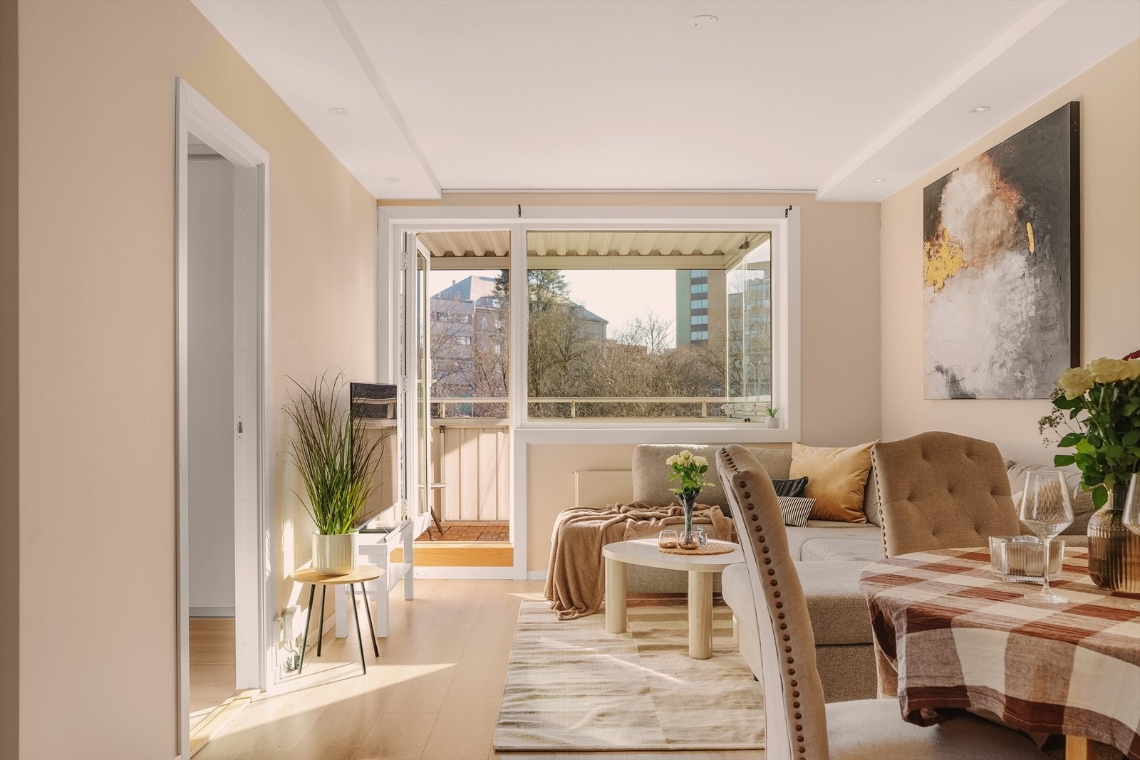 Romslig stue med store vindusflater som sørger for rikelig med lysinnslipp. Boligen er malt i lune tidsriktige farger Galleribilde