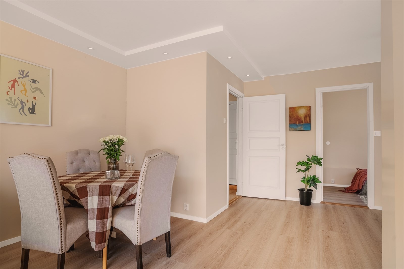 Det elektriske anlegget ble også oppgradert i 2025 - downlights i stue/kjøkken og nye stikk i alle rom. Galleribilde