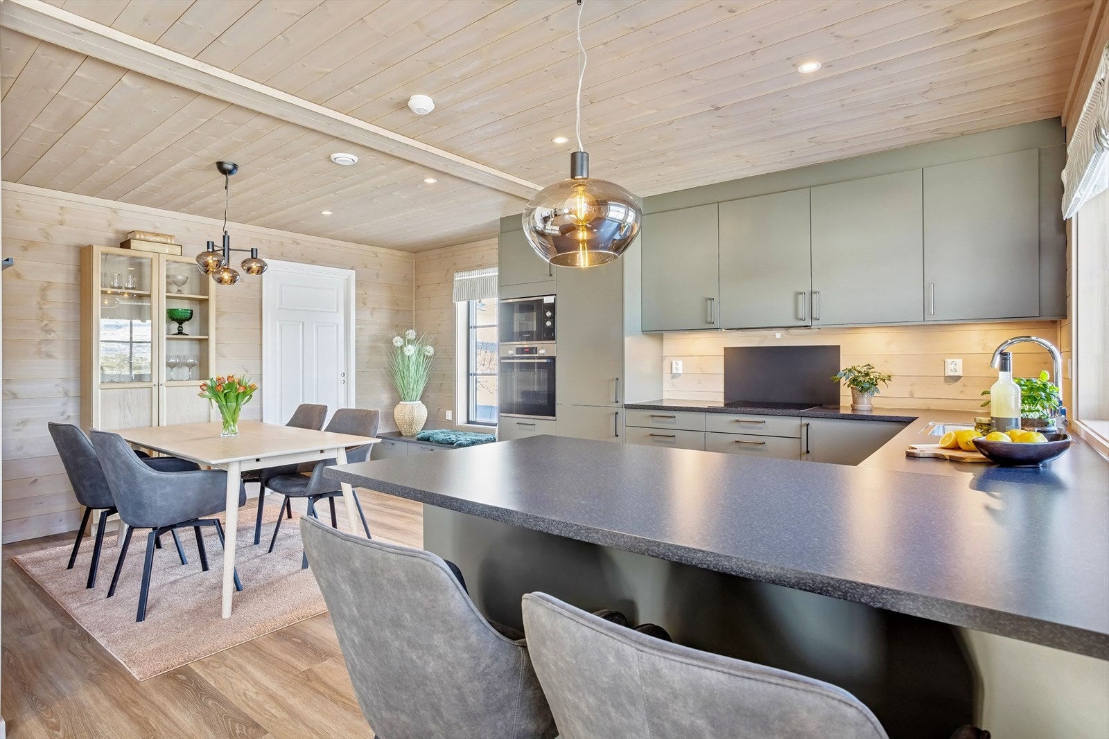 Det lekre kjøkkenet fra Sigdal er funksjonelt utformet med store benkeflater og rikelig skapplass Galleribilde