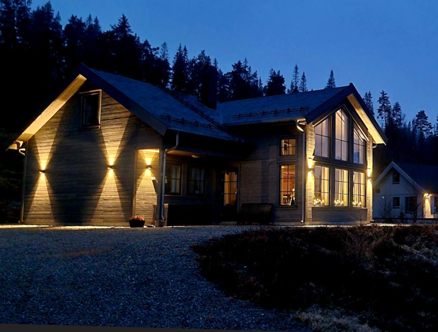 Hytten har utvendig belysning med astrour-styring for ekstra stemning Galleribilde
