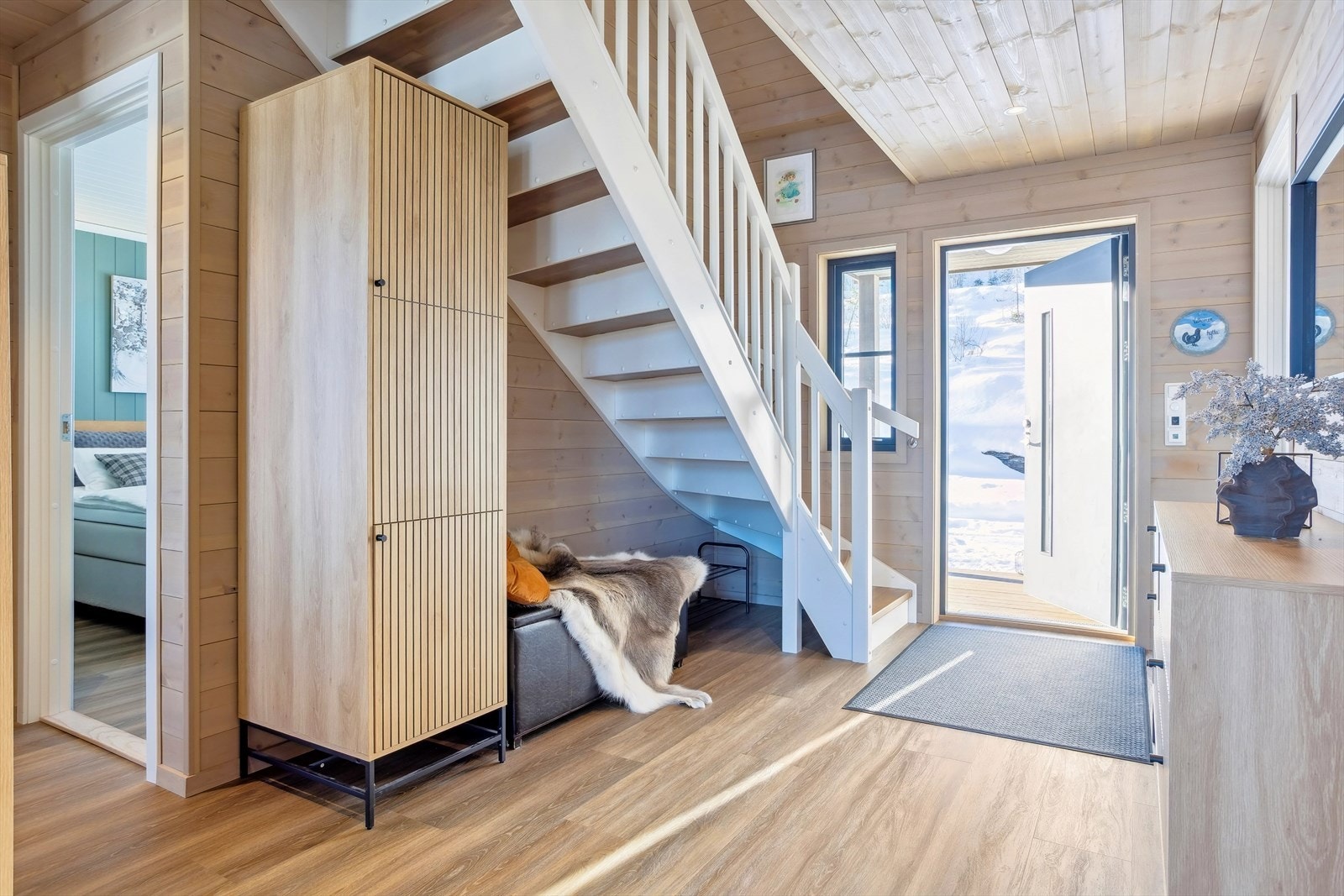 Entréen er romslig med god garderobeplass - det er varmekabler i alle gulv i etasjen Galleribilde