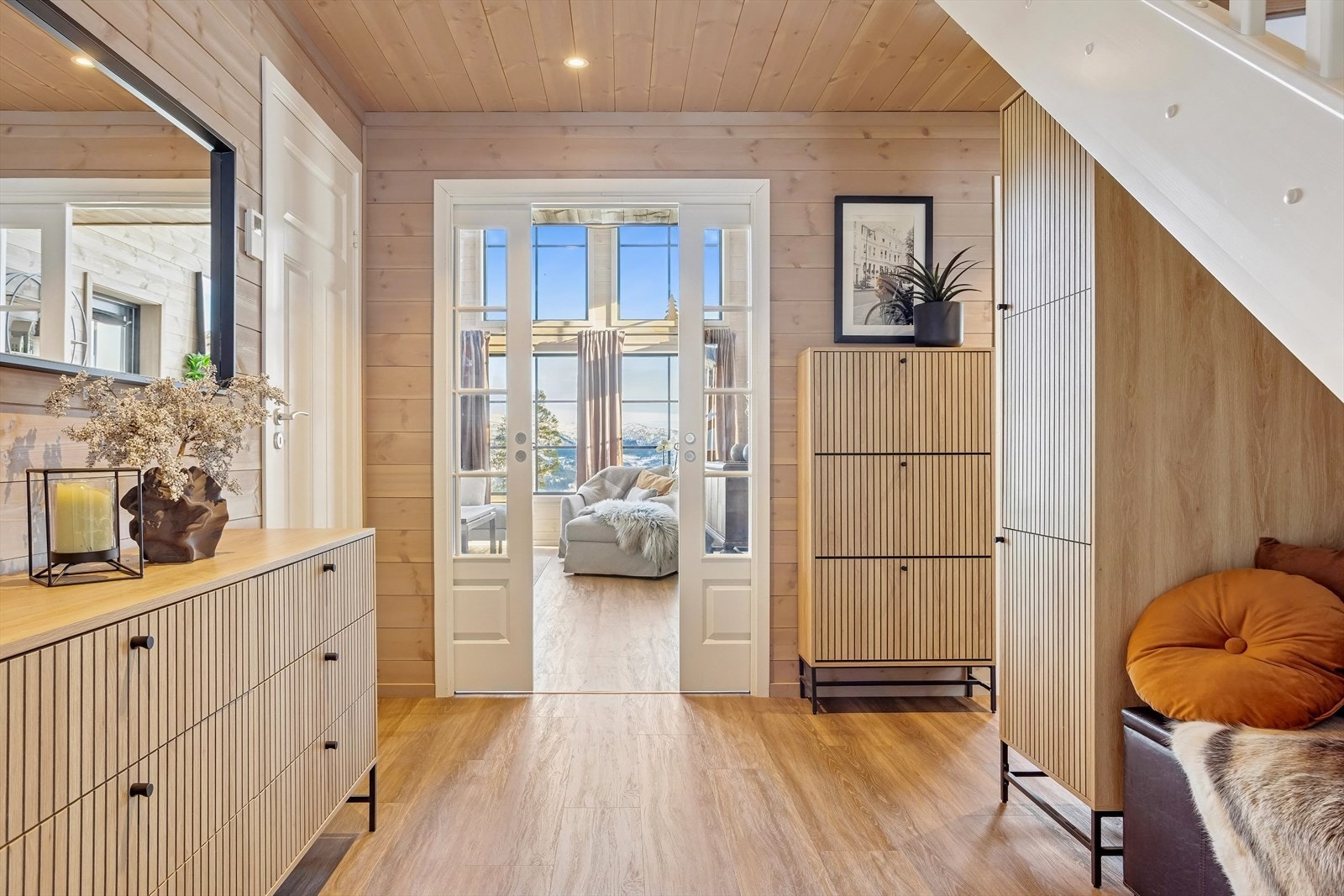 Det er ikke spart på kvalitetene i hytten - sltesterk klikkvinyl som tåler hyttebruk Galleribilde