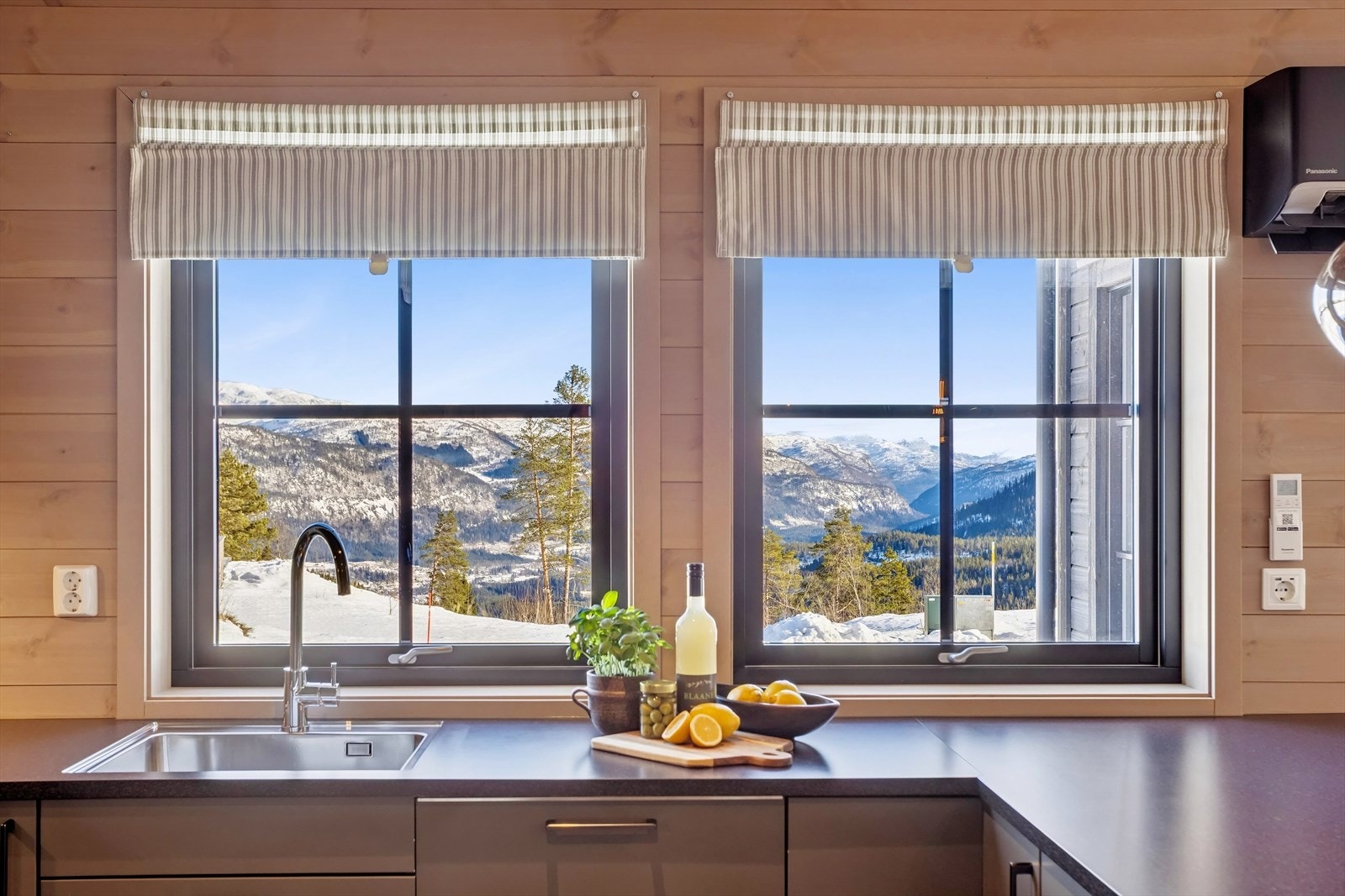 Vakker fjellutsikt fra kjøkkenvinduet Galleribilde