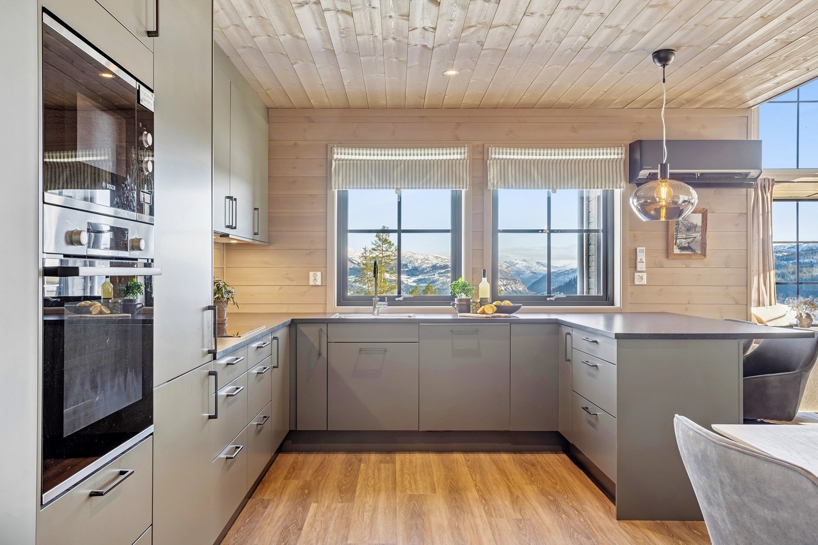 Hytten har et lekkert kjøkken fra Sigdal i tidsriktig fargevalg Galleribilde