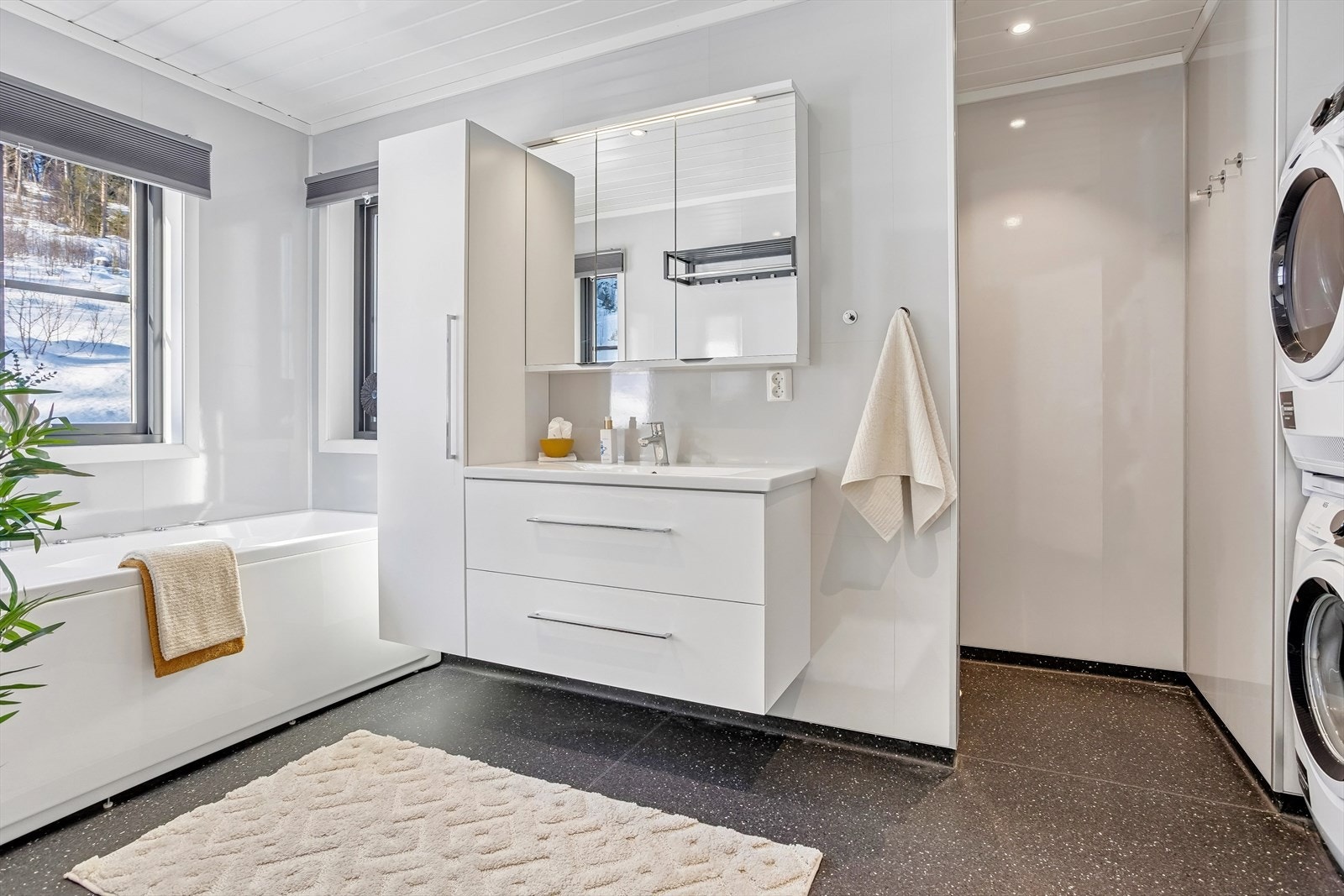 Det er to gjennomførte bad i hytten - hovedbadet har en egen seksjon for vaske- og tørkemaskin som er meget praktisk Galleribilde