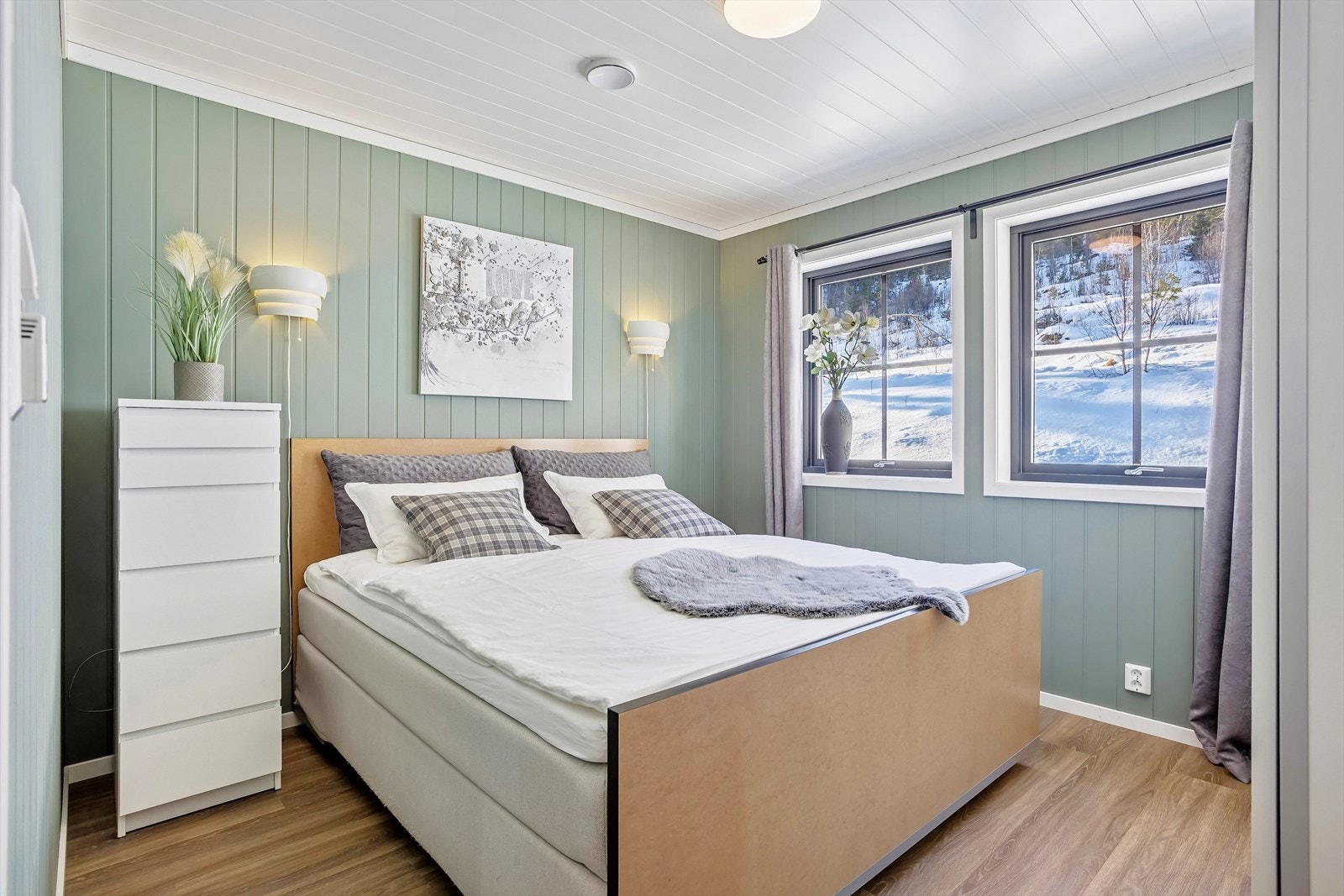 Hytten har fire romslige soverom, to i 1. etasje og to i 2. etasje Galleribilde