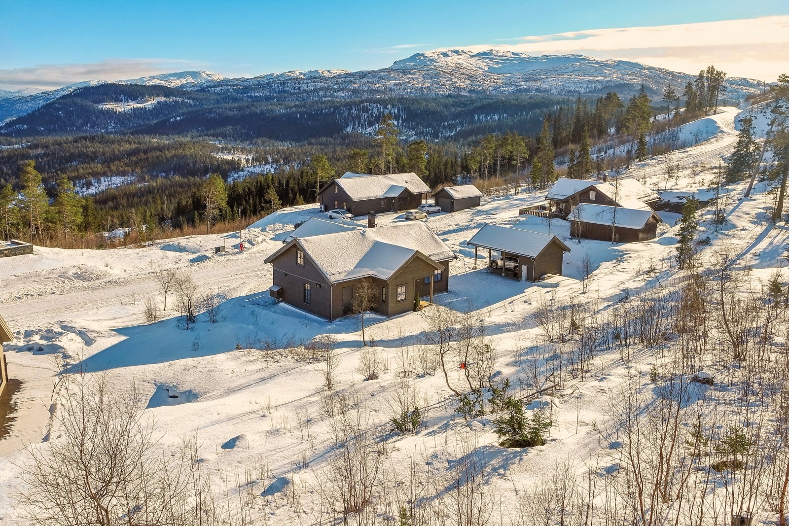 Solrikt område og panoramautsikt mot fjellheimen i det fjerne - kan man ønske seg mer? Galleribilde
