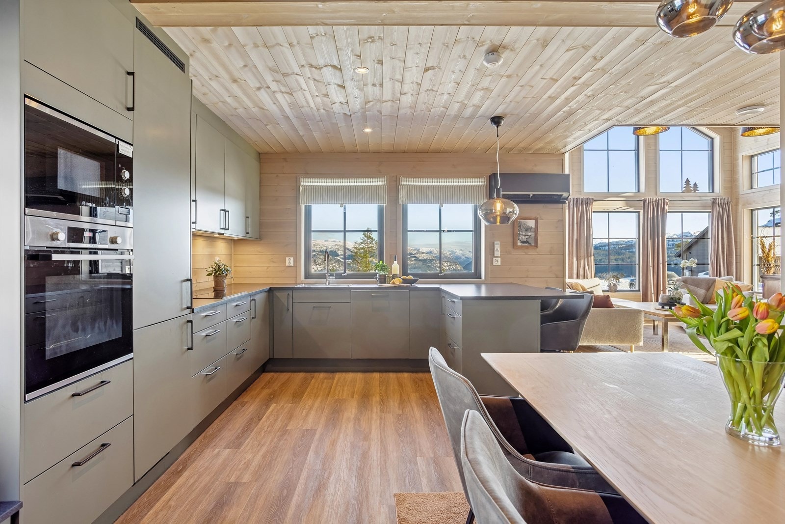 Kjøkkenet er innredet med Integrert oppvaskmaskin, stekeovn og mikroovn, platetopp og underlimt Intravask Galleribilde