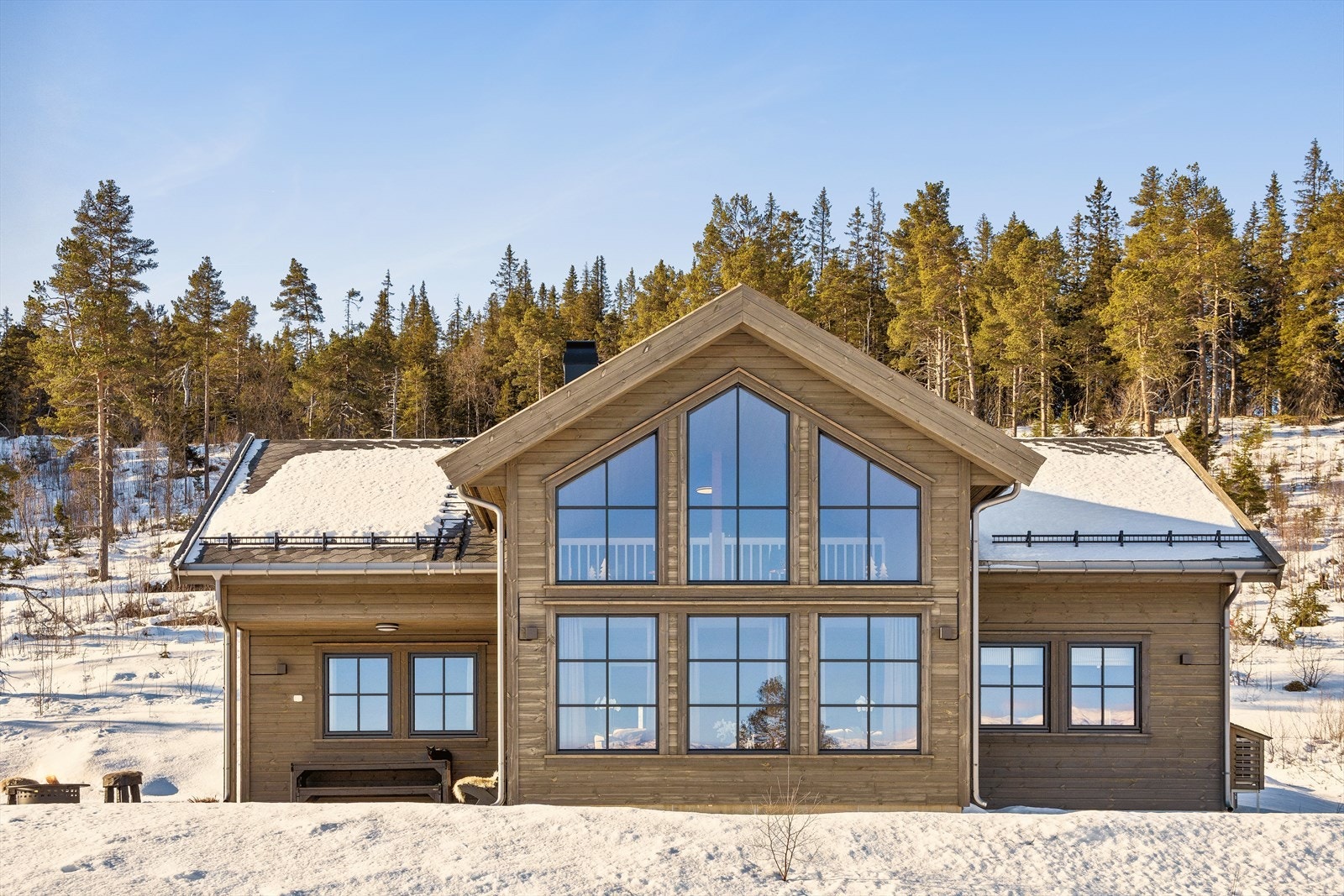 Hytten er den perfekte fritidsboligen med 4 romslige soverom (totalt 10+ sengeplasser), 2 bad og flere sosiale soner Galleribilde