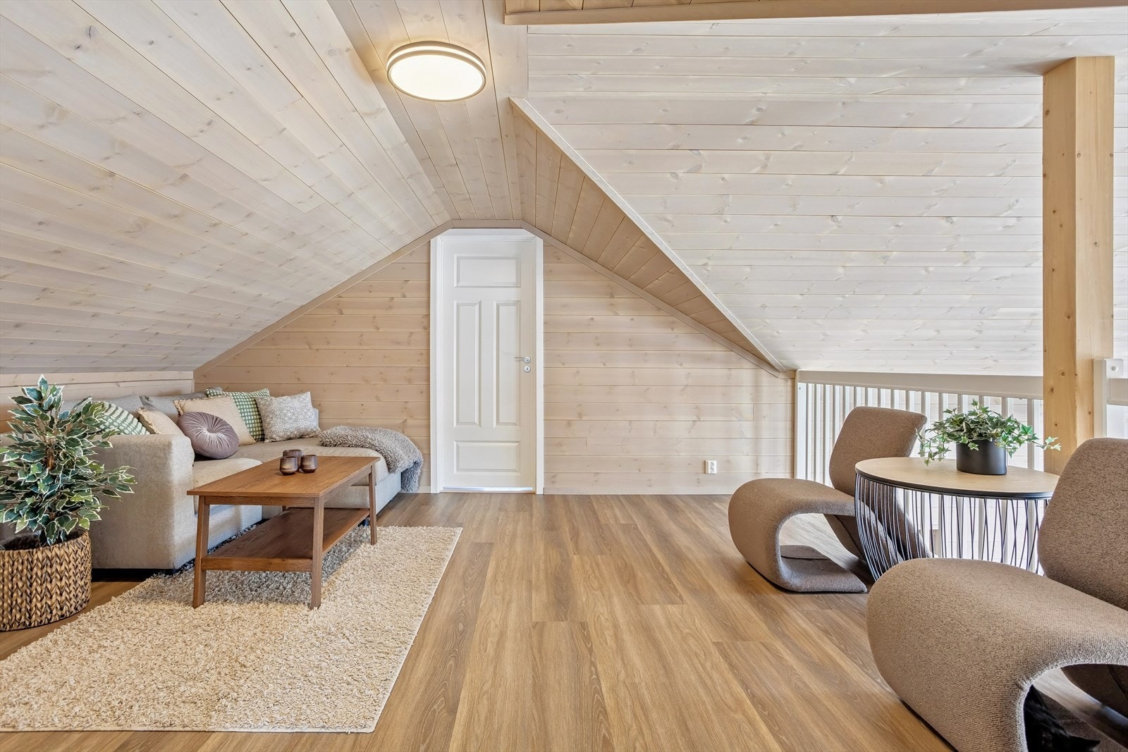 Dersom man har storfamilien på julebesøk kan også loftstuen benyttes til ekstra sengeplasser Galleribilde