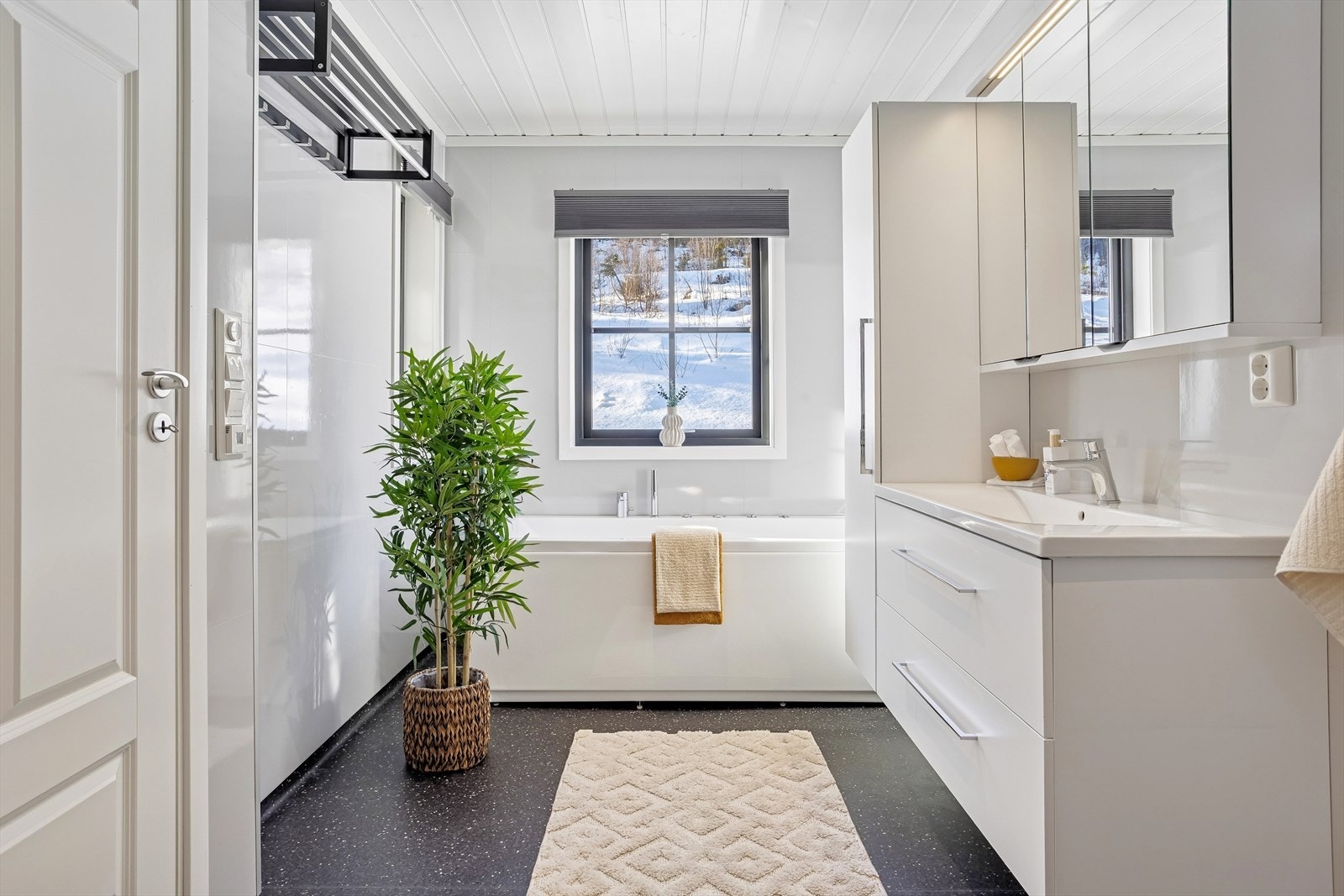 Hytten har to bad hvor det største er innredet med massasjebadekar med lys og massasjedyser Galleribilde