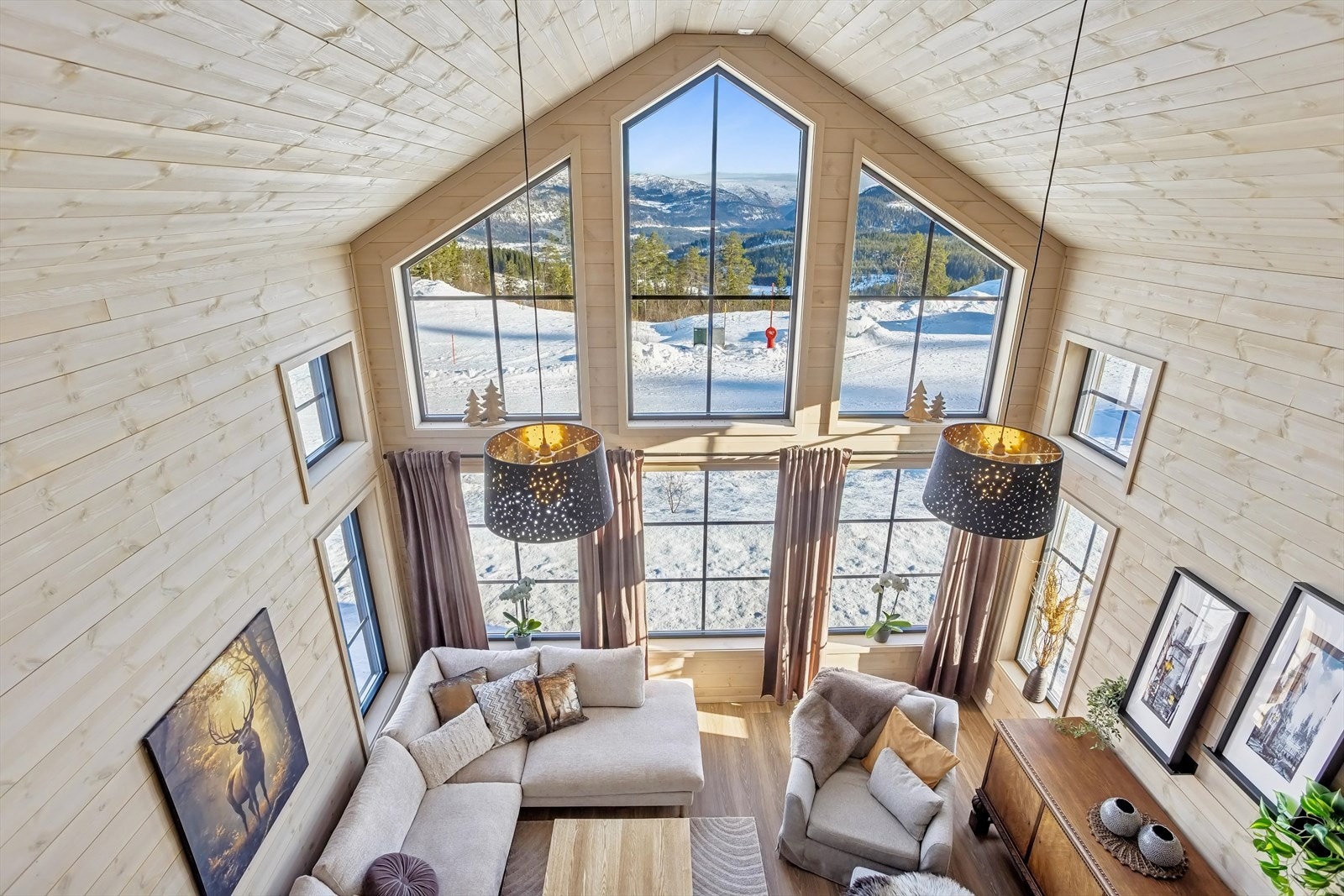 Flott åpen og luftig løsning fra hemsen ned mot stuen Galleribilde