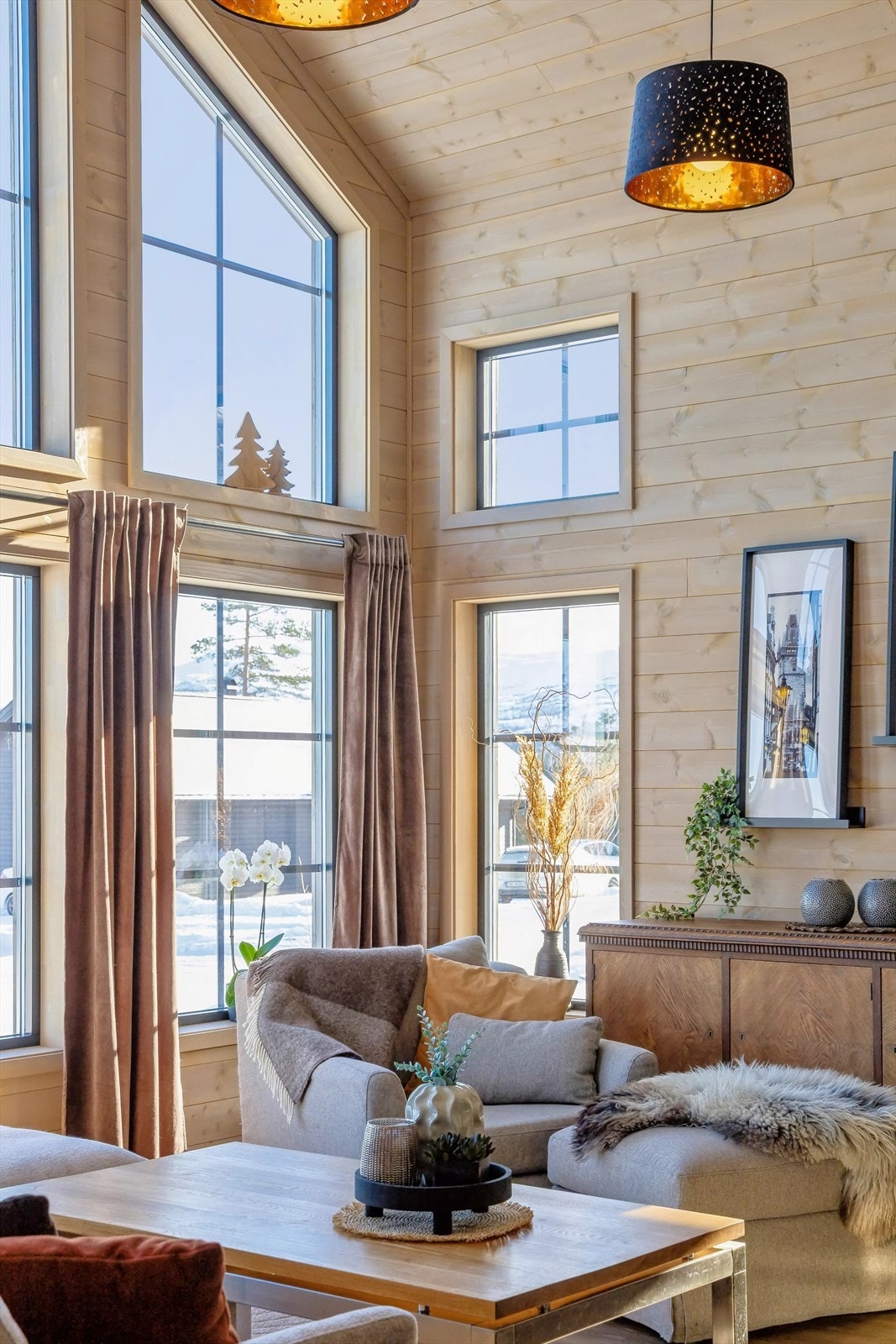 Med ekstra isolasjon i tak, isolerte innervegger, varmepumpe og peisovn kan hyttekosen nytes i lune og komfortable omgivelser Galleribilde