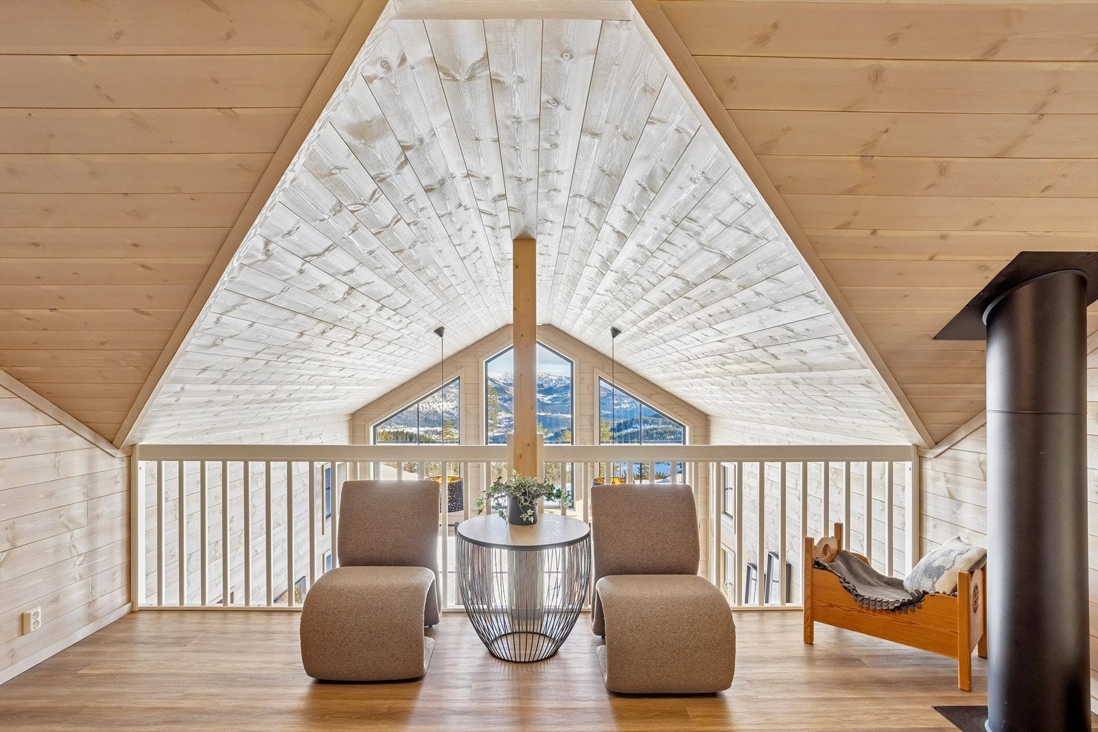 Rikelig med lysinnslipp gjennom stuen Galleribilde