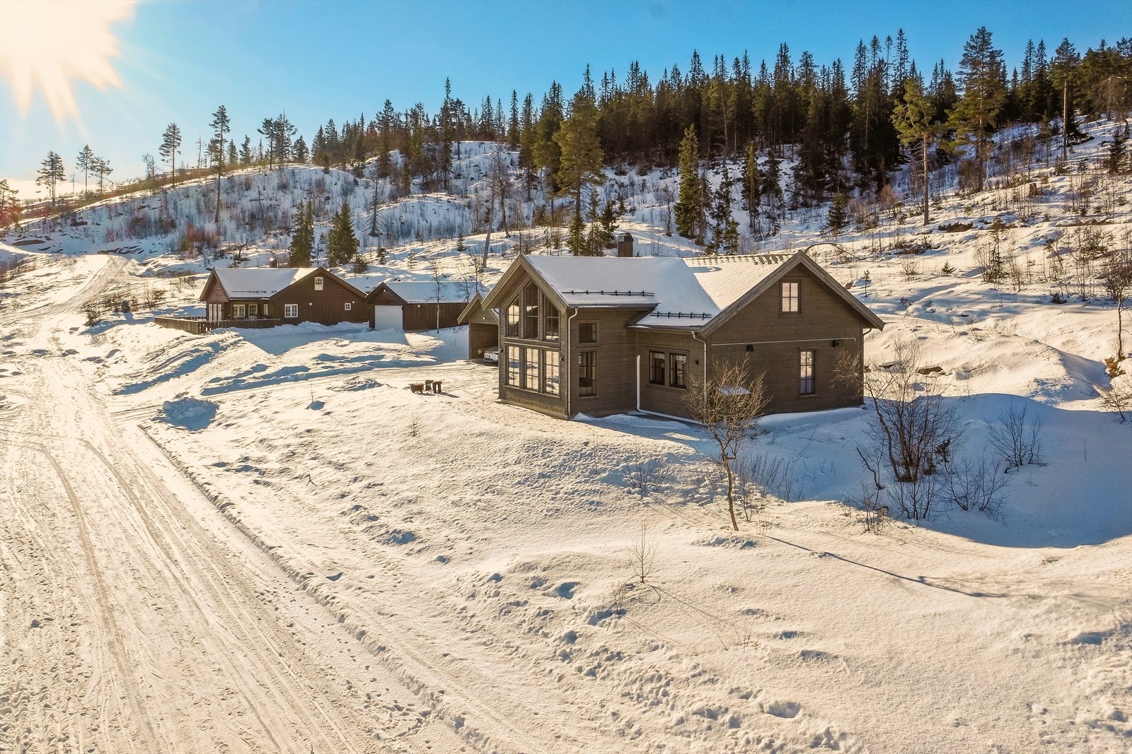 Den flotte hytten ligger mot enden i hyttefeltet, slik at her har man en perfekt kombinasjon av privatliv og tilgjengelighet Galleribilde