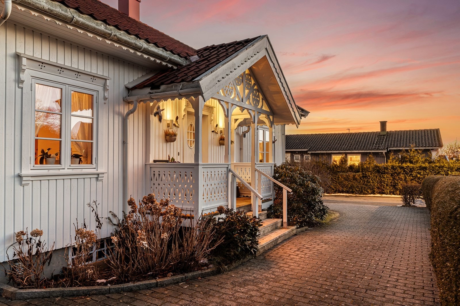 Eiendommen fremstår som svært innbydende med et sjarmerende og velholdt fasadeuttrykk. Galleribilde