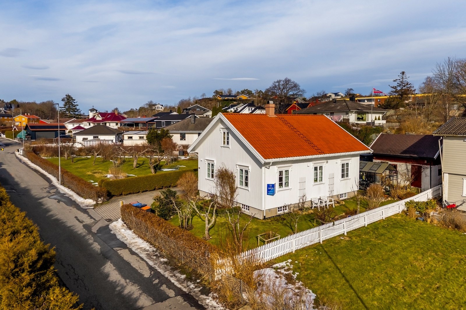 Boligen ligger i et område med kort avstand til bl.a. barnehage, skole, dagligvare, butikker, offentlig transport, idrettsanlegg, småbåthavn og strender. Galleribilde