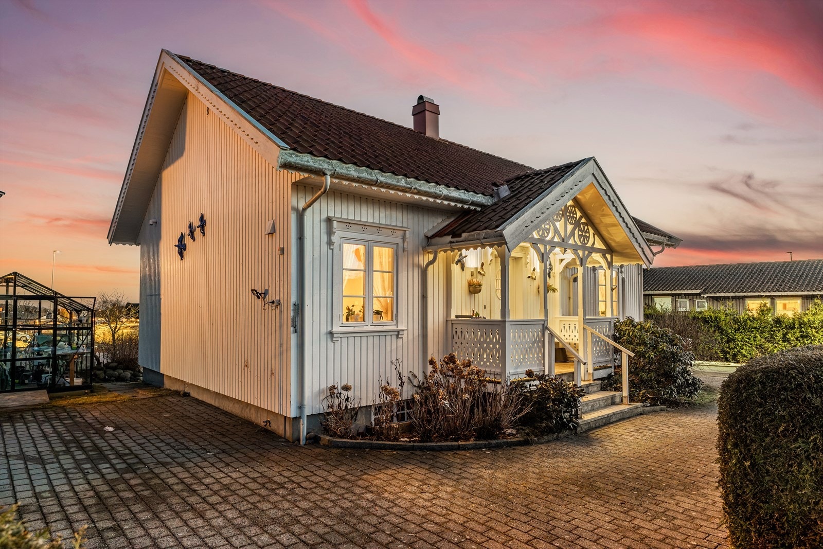 Sjarmerende og velholdt enebolig med hyggelig opparbeidet hage - Ubebygd tomt - Attraktiv beliggenhet i Stavern! Galleribilde