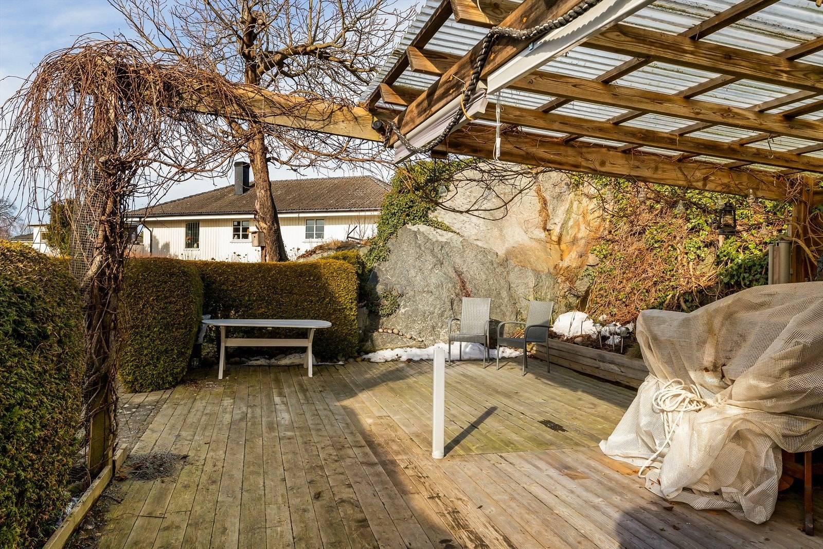 Uteområdene er lettstelte, men samtidig frodige, og gir eiendommen et helhetlig og tiltalende preg. Galleribilde