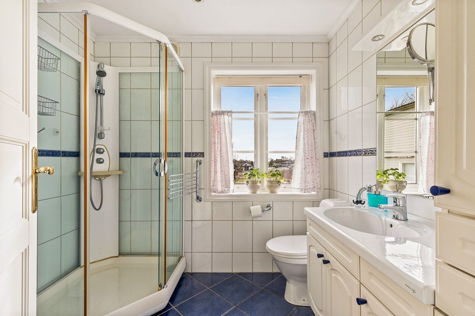 Rommet har innredning med nedfelt servant, toalett, dusjkabinett og opplegg for vaskemaskin. Badet bør oppgraderes for å kunne tåle dagens standard. Galleribilde