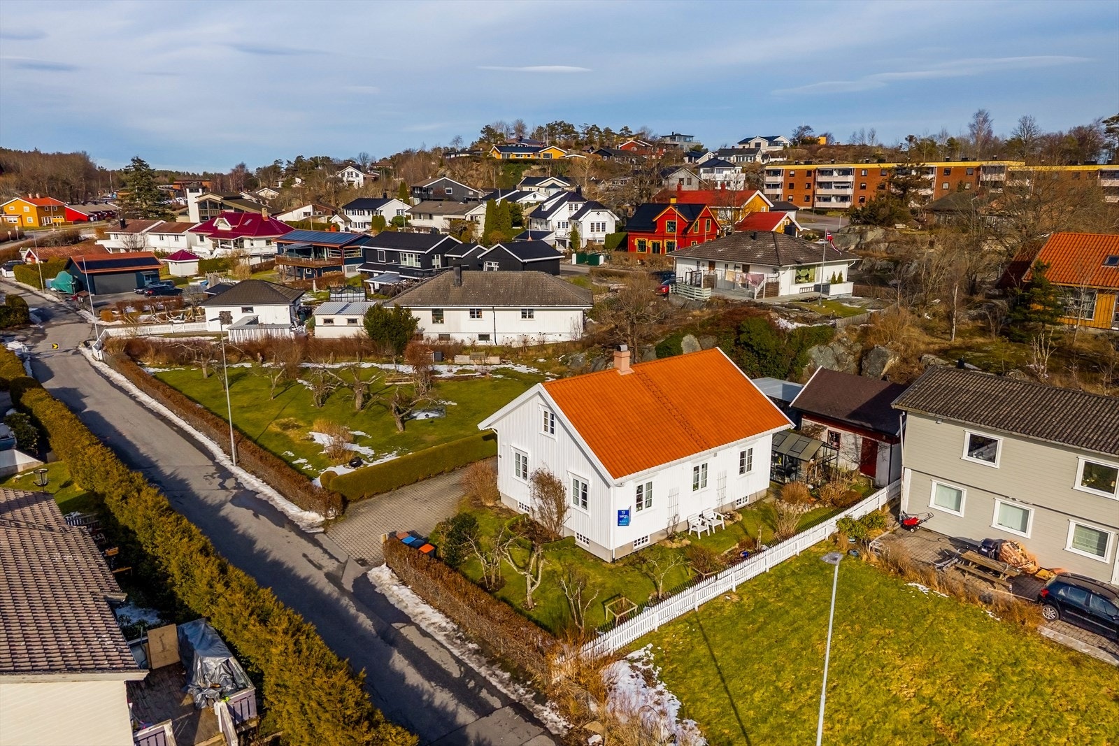 Gangavstand til deilige badeplasser i fjorden, turstier og ikke minst Stavern sentrum. Galleribilde