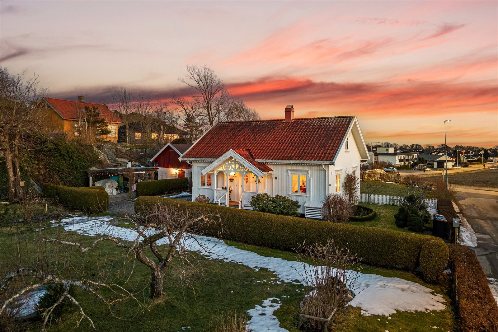 Tomten fremstår som velholdt og innbydende, med et pent opparbeidet uteområde som gir gode bruks- og oppholdsflater. Galleribilde