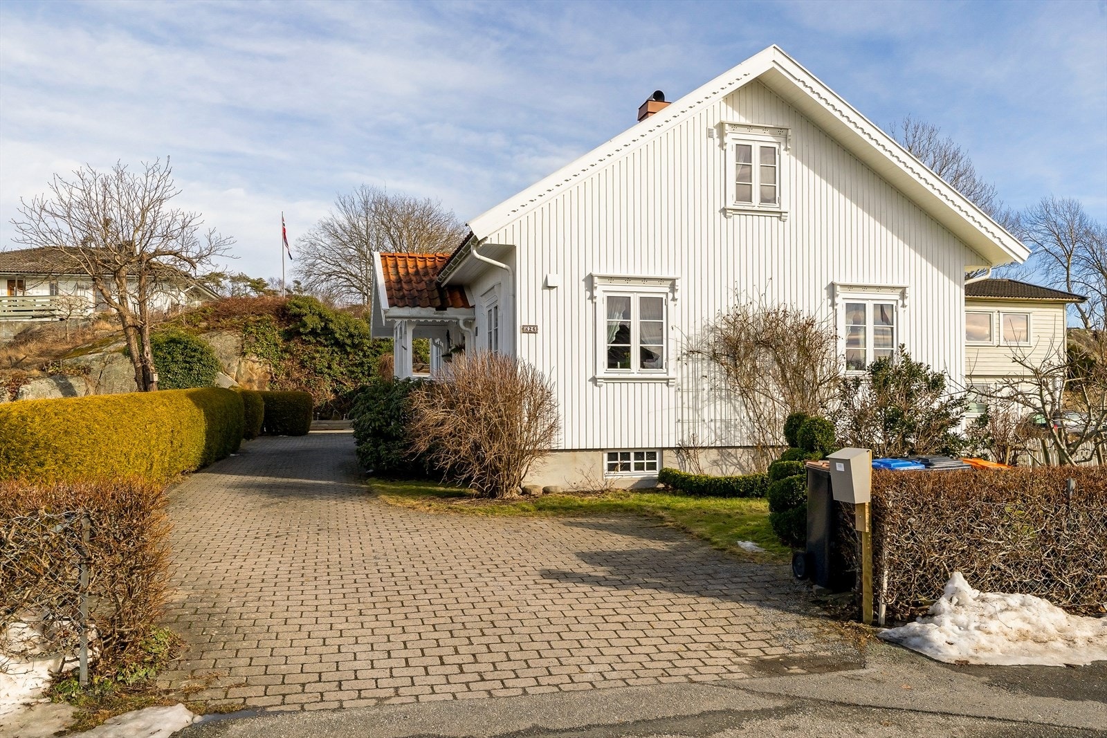 Uteområdene er lettstelte, men samtidig frodige, og gir eiendommen et helhetlig og tiltalende preg. Galleribilde